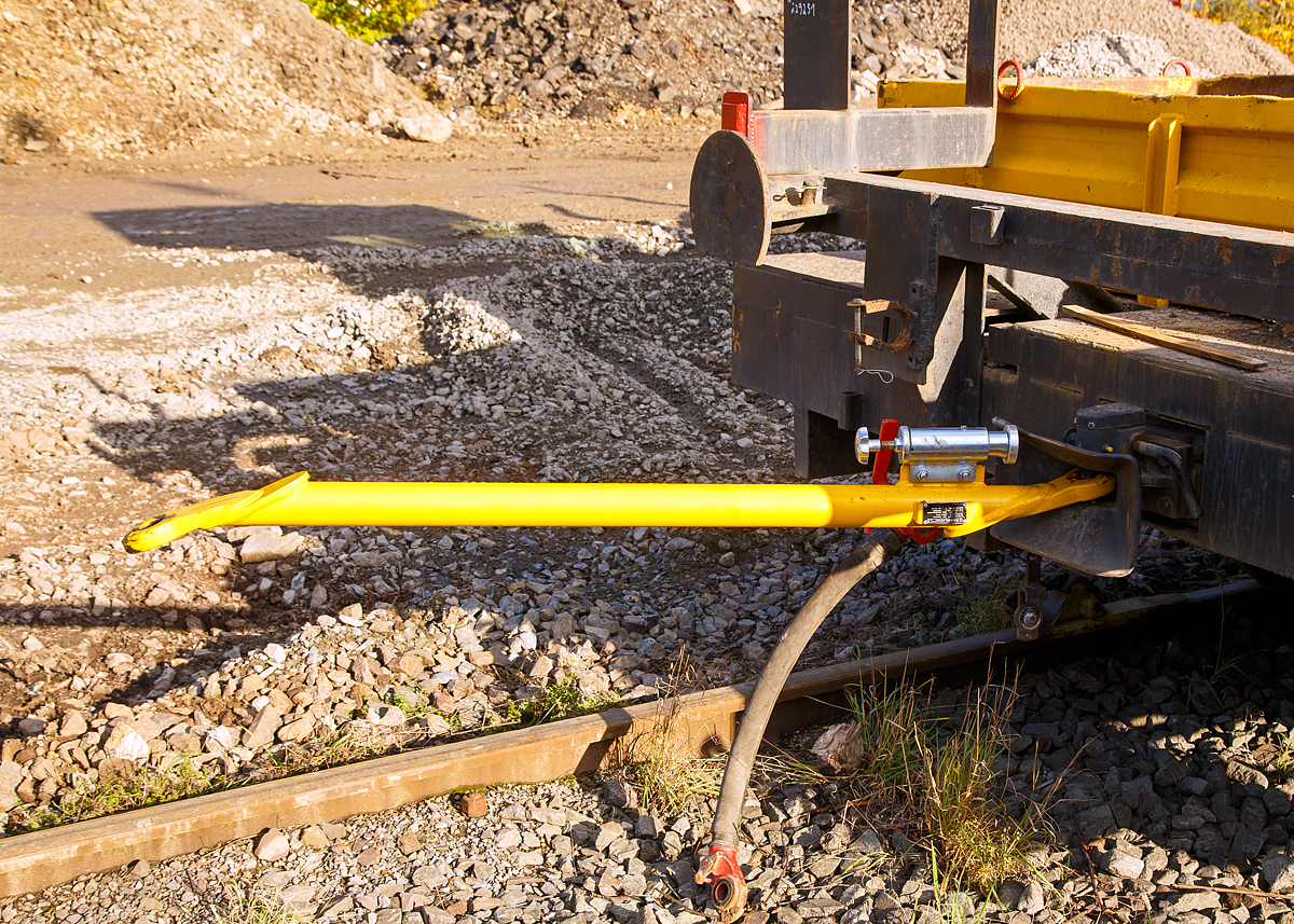 
ROBEL Kuppelstange 58.03/03 schräg 800 580 3001, hier am 29.10.2016 an einem Kleinwagenanhänger Kla 06 in Betzdorf/Sieg.
Verwendung für Rockinger-Kupplung /Rockinger-Kupplung (auch Ringferder), zum Beispiel Kleinwagenanhänger und Zweiwegebagger.

Technische Daten (laut Typenschild):
Typ: 58.03/03:11
Bezeichnung: Kuppelstangen
Name: Tow Bar (Übersetzung: Anhängerkupplung)
Baujahr: 2016
Eigengewicht: 20,1 kg
Serien-Nummer: 58.03/03:11-0778
Ref.N. 800 580 3001
Max. zulässige Schub-Zugkraft:  100 kN bei max.  ± 465 mm Höhenunterschied
Länge:  1.450 mm
