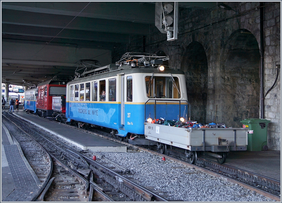 Rochers de Naye Lauf und schönes Wetter: da ist praktisch das gesamte Rocheres de Neay Rollmaterial im Einsatz.
Der Bhe 2/4 207 wartet mit den Freiwilligen Helfer auf die Abfahrt, dahinter steht die Hem 2/2 12 mit einem  Gepäckwagen  und der dahinter steht der Bhe 2/4 204 wartet auf die VIP Fahrgeäste.
Montreux den 1. Juli 2018