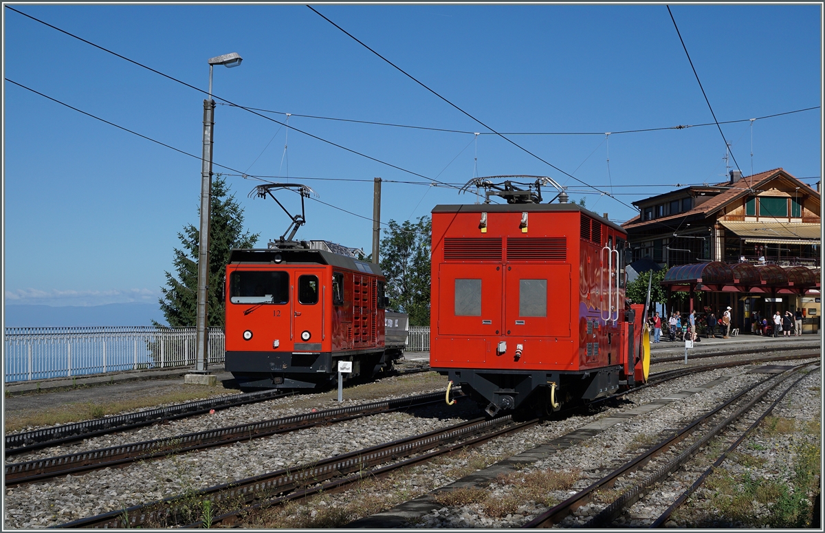  Rote Kl�tze  in Glion: Links die Hem 2/2 12 als Schiebelok f�r einen Gep�ckzug Richtung Rochers de Naye und recht wartet die X Rot N� 4 auf den n�chsten Winter. 3. Juli 2016