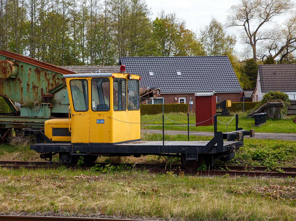 Rottenwagen Klv „BELANA“ am 01.05.2022 auf dem Museumsareal der MKO - Museumseisenbahn Küstenbahn Ostfriesland e. V. in Norden.

Der Ursprung und Typ sind mir nicht klar, vermutlich ist es ein Klv 30. Als Klv 30 wurden ab 1945 beschaffte Fahrzeuge bezeichnet, die mittels eines luftgekühlten 2-Zylinder-Deutzmotors angetrieben wurden, der am vorderen Ende des Fahrzeuges montiert wurde. Die Motorhaube mit dem anschließenden Führerhaus gab dem Fahrzeug ein Lkw-ähnliches Aussehen. Ein Viergang-Schaltgetriebe in Verbindung mit einer Einscheiben-Trockenkupplung und einem Wendegetriebe für Vor- und Rückwärtsfahrt übertrugen die 28 PS Motorleistung auf die hintere Achse. Dieses Konzept bestimmte für die nächsten 20 Jahre den Rottenkraftwagenbau. 

Vermutlich wurde das Führerhaus bei diesem Fahrzeug umgebaut, denn die Klv 30 hatten eigentlich ein schmaleres Führerhaus, um die Verladung von Langmaterial (z. B. Schienen oder Masten) rechts und links von den Aufbauten unter Ausnutzung der Gesamtlänge des Fahrzeuges zu ermöglichen.
