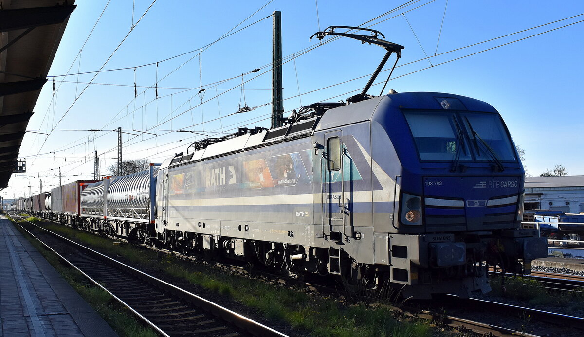 RTB CARGO GmbH, Aachen [D] mit der geleasten ELL Vectron  193 793  [NVR-Nummber: 91 80 6193 793-7 D-ELOC] und einem Containerzug am 06.11.25 Höhe Bahnhof Magdeburg-Neustadt.
