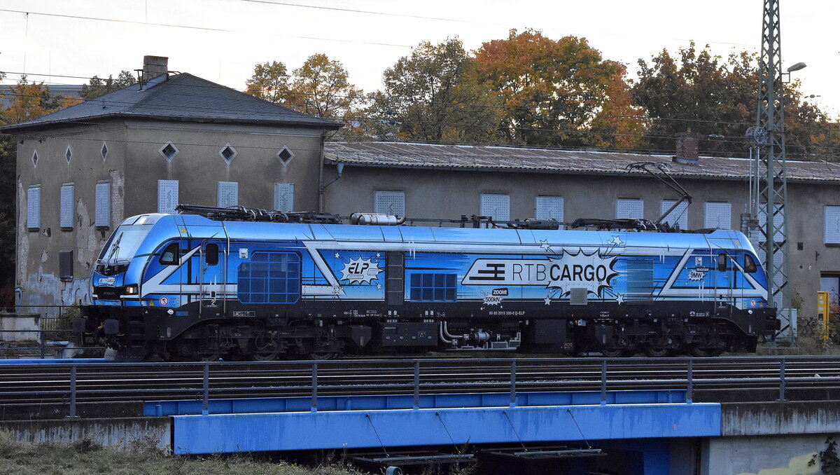 RTB CARGO GmbH, Düren [D] mit der geleasten ELP Euro9000 Lok  2019 306-0  [NVR-Nummer: 90 80 2019 306-0 D-ELP] stand in Bereitschaft am 15.10.25 Höhe Bahnhof Frankfurt/Oder.