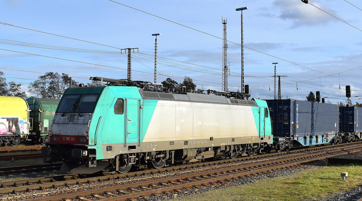 RTB CARGO GmbH, Düren [D] mit der geleasten polnischen ATLU Lok  E 186 134  [NVR-Nummer: 91 51 6270 005-7 PL-ATLU] angehakt an einem Containerzug am 29.10.25 Höhe Bahnhof Frankfurt/Oder. 