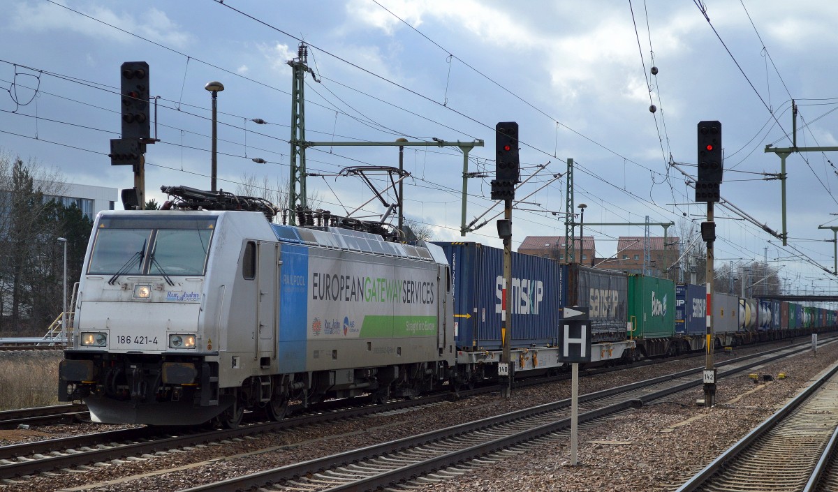 RTBC mit ihrer Railpoollok 186 421-4 und Containerzug am 23.02.16 Bhf. Flughafen Berlin-Schönefeld.