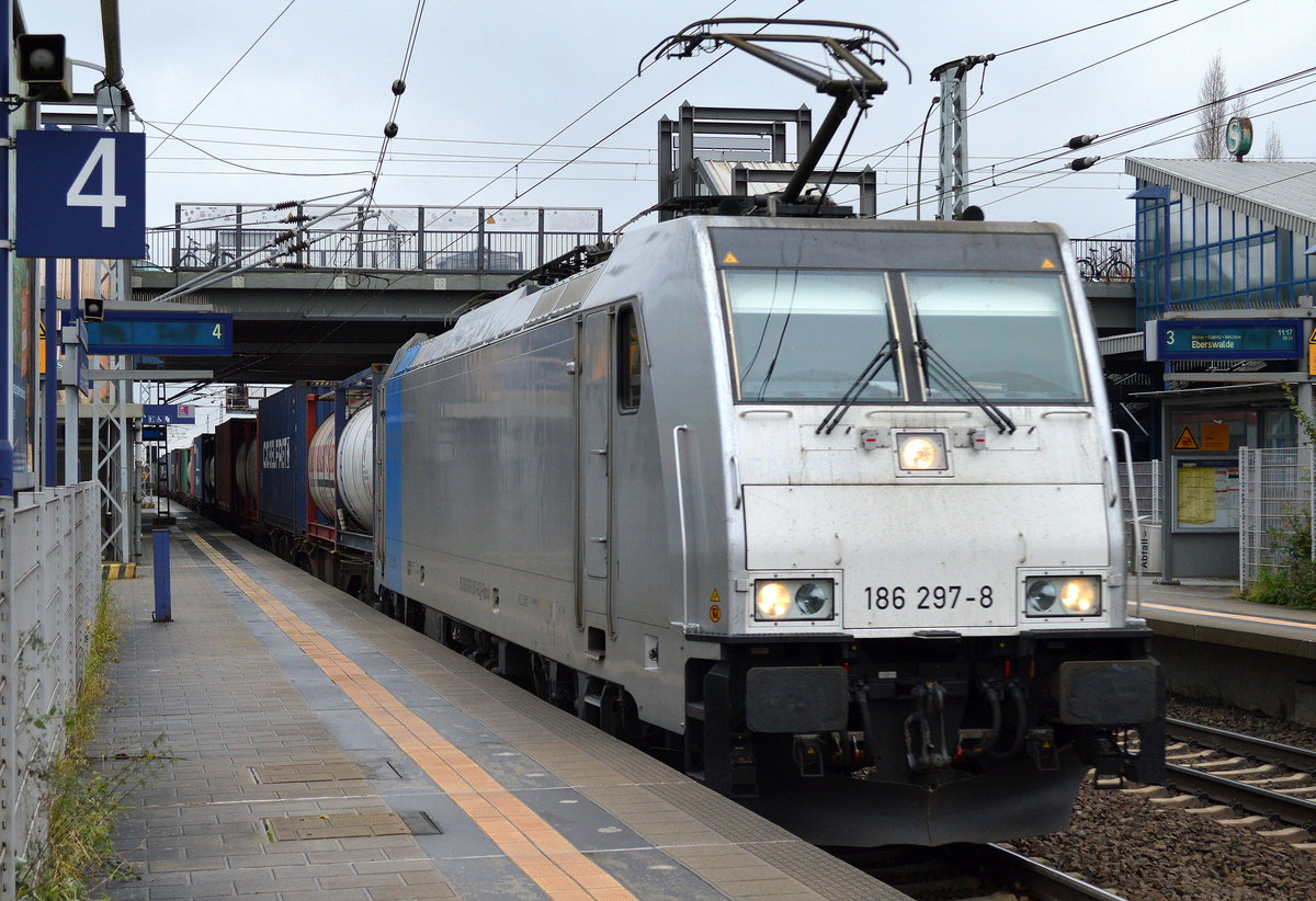 RTBC mit der Railpool-Lok 186 297-8 und Containerzug am 13.11.17 Durchfahrt BF. Berlin-Hohenschönhausen.