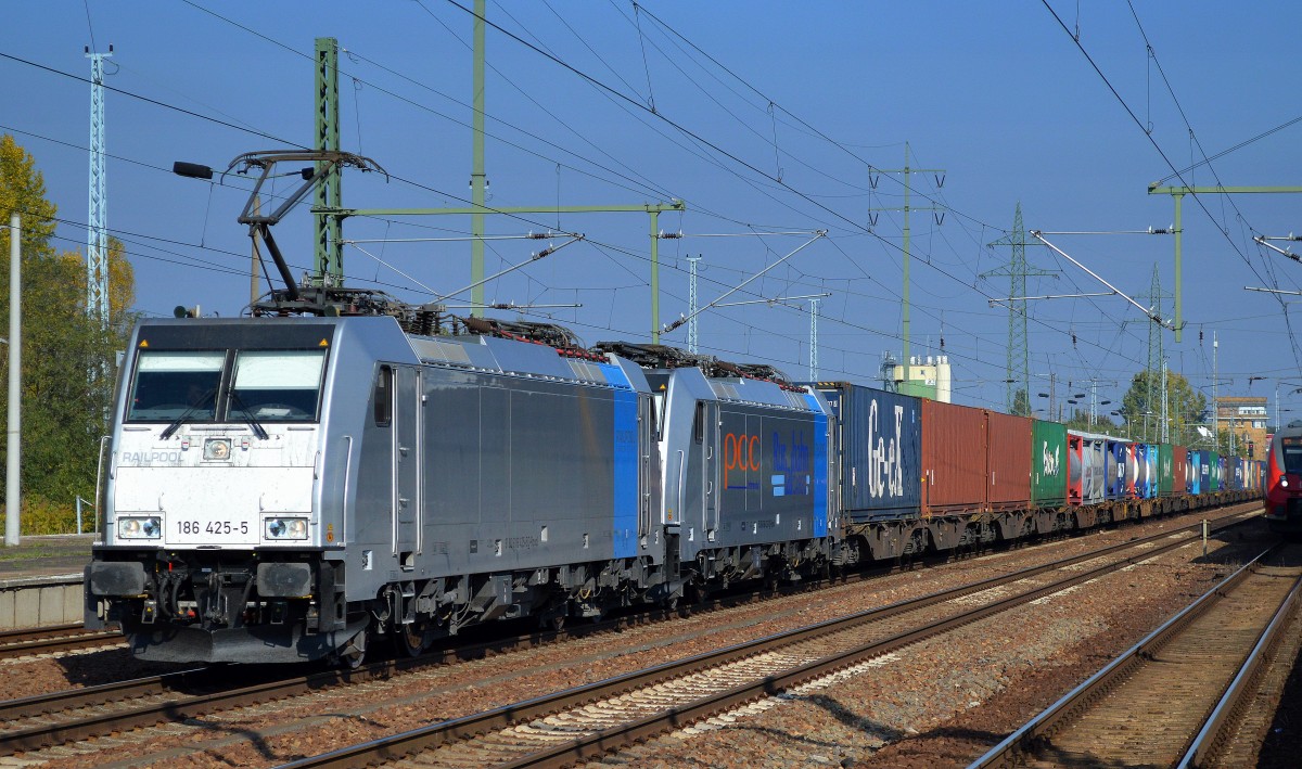 RTBC mit Railpool-Lok 186 425-5 mit 86 423-0 am Haken und Containerzug am 05.10.15 Durchfahrt Bhf. Flughafen Berlin-Schönefeld.
