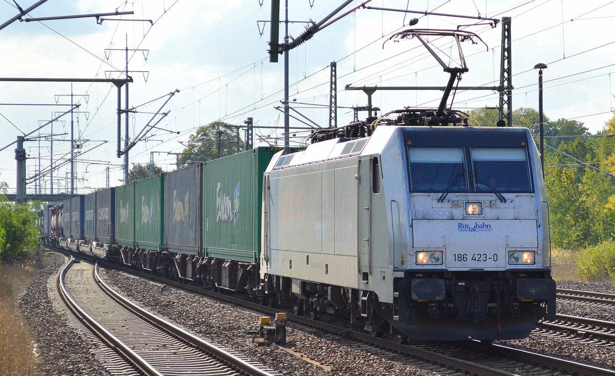 RTBC mit Railpool Lok 186 423-0 und Containerzug am 21.09.16 Bf. Flughafen Berlin-Schönefeld.