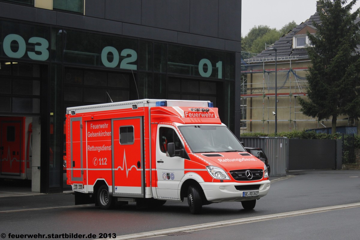 RTW 2/83/1 der Feuer und Rettungswache 2.
Das Fahrzeug wurde von GSF ausgebaut.
