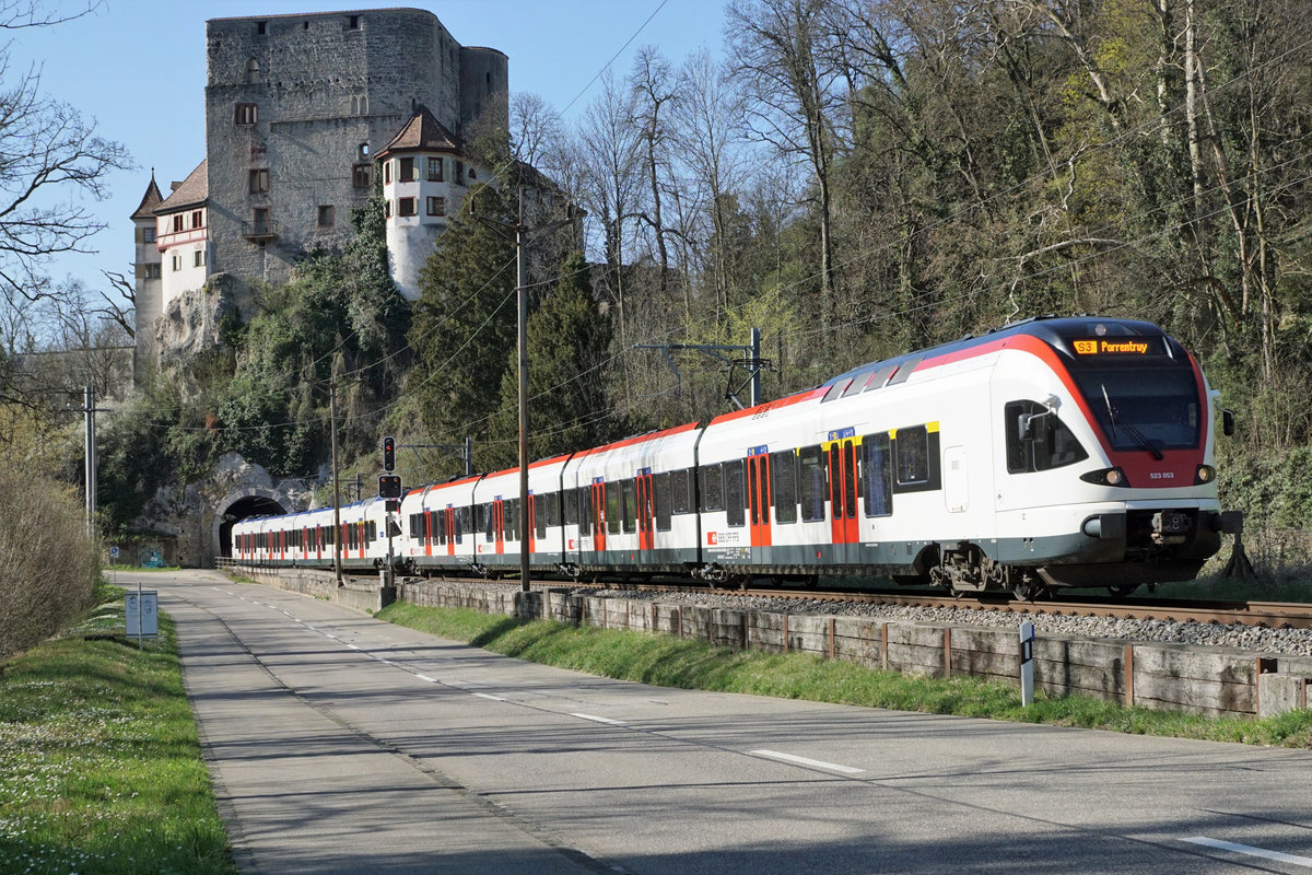 S 3 Olten-Porrentruy mit Doppeltraktion RABe 523 Flirt beim Passieren der Ruine Pfeffingen am 31. März 2021.
Foto: Walter Ruetsch