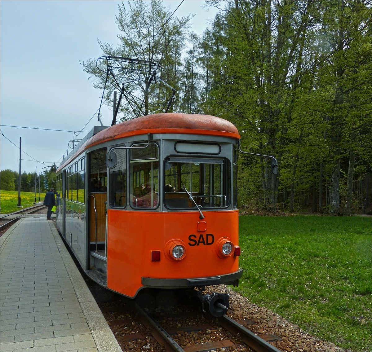 SAD Triebzug Nr12 (ex Esslingerbahn) der Rittnerbahn, ist aus Klobenstein an der Kreuzungshaltestelle Lichtenstern (Stella), hier ist Fahrerwechsel, d.h. der Fahrer dieser Bahn f�hrt mit dem Gegenzug nach Klobenstein, der Fahrer des Gegenzuges �bernimmt den F�hrersand dieser Bahn und f�hrt diesen bis diesem Oberbozen. 15.05.2019 (Hans)  