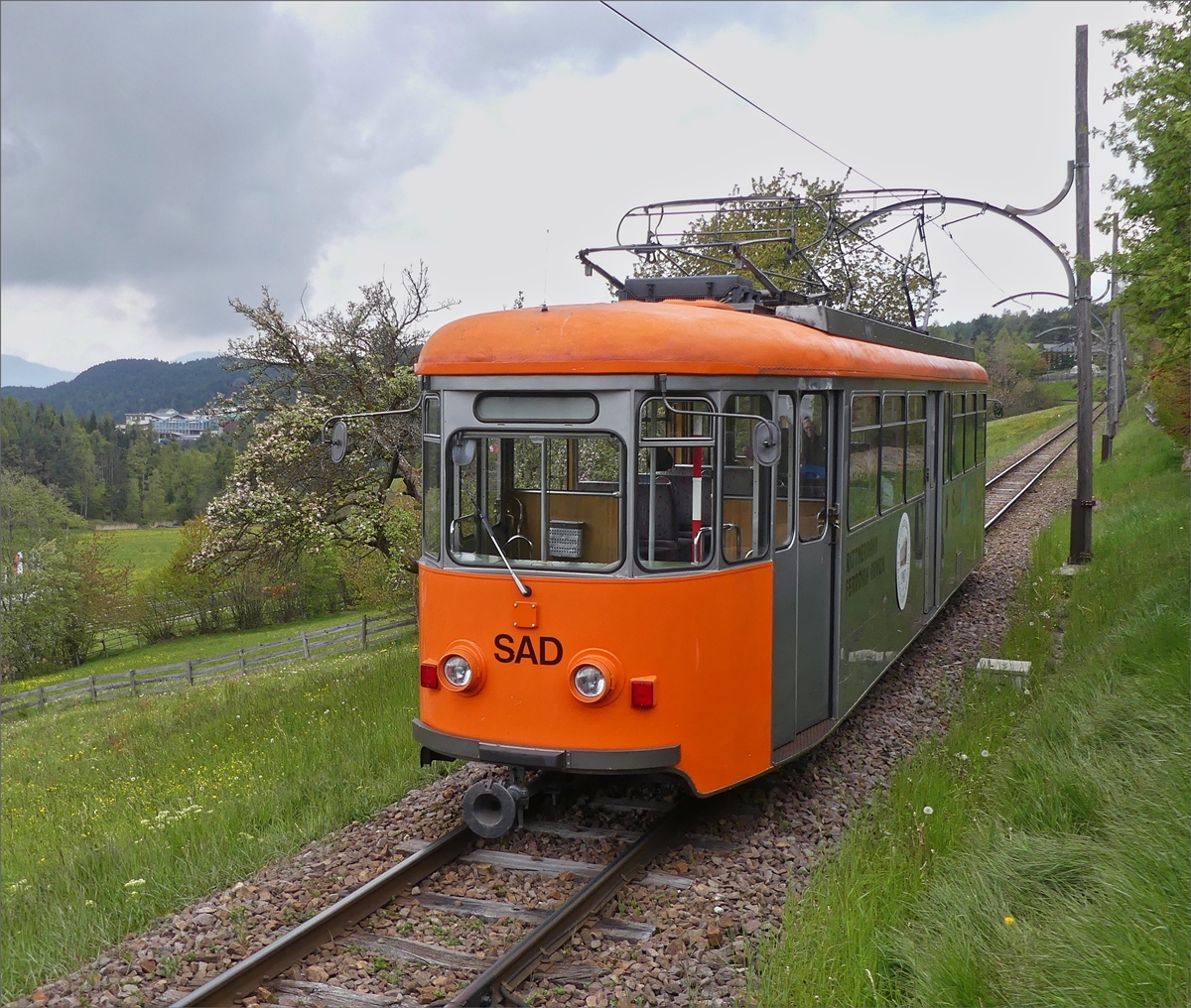 SAD Triebzug Nr12 (ex Esslingerbahn) der Rittnerbahn auf dem Weg von Klbenstein nach Oberbozen, f�hrt hier nahe Klobenstein an einer gem�tlichen Terasse vorbei. 17.05.2019 (Jeanny)