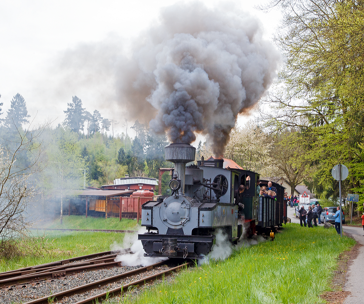 
Saisoneröffnung am Tag der Arbeit 2015 im Feld- und Grubenbahnmuseum Fortuna....
In Doppelbespannung mit zwei Dampfloks fährt am 01.05.2015 der Museumszug seine Runde. Vorne die FGF Lok 5, die Henschel Brigadelok (F.-Nr. 14913 / Bauj. 1917) und dahinter die FGF Lok 1, die Henschel Preller (F.-Nr. 23170 / Bauj. 1936).