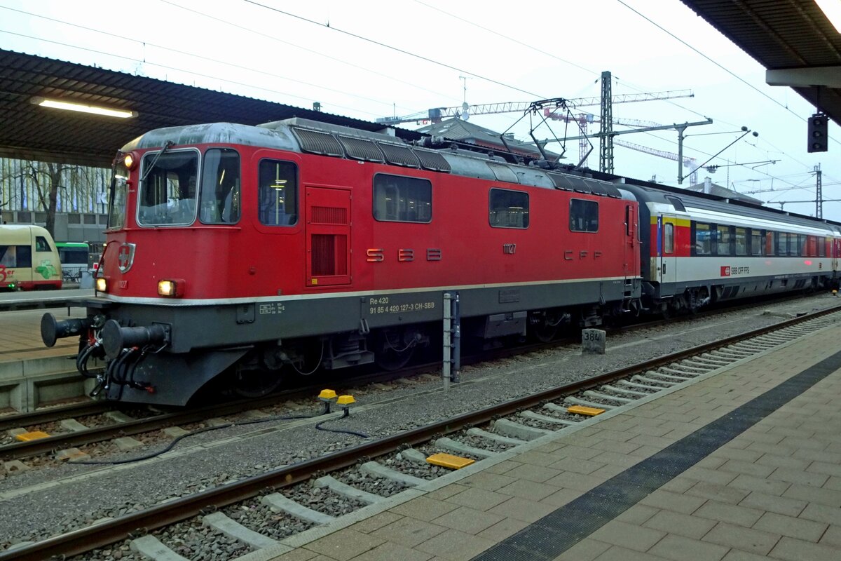 SBB 11127 steht am 2 Jänner 2020 mit ein EC nach Zürich HB abfahrtbereit in Singen (Hohentwiel). 