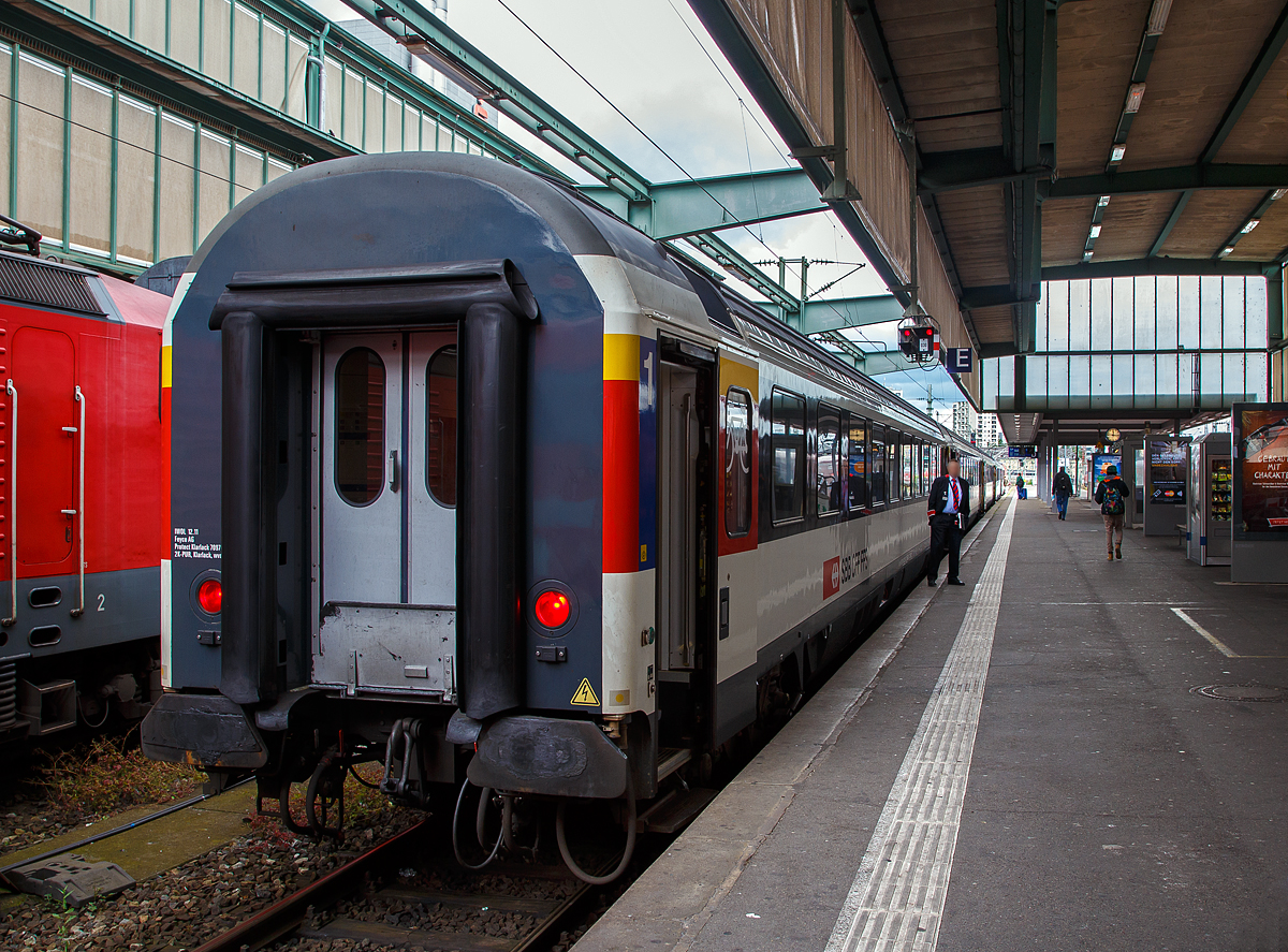 
SBB 1.Klasse Reisezugwagen (EC-Wagen) Apm 61 85 10-90 251-2 CH-SBB am 17.06.2016 im Hauptbahnhof Stuttgart, am Zugschluss des IC 185 nach Zürich HB.

Die EuroCity-Wagen (Apm EC und Bpm EC) der SBB sind zwar nach ähnlichen Prinzipien aufgebaut worden, werden aber in der Schweiz nicht als Einheitswagen bezeichnet. Konstruktiv zur gleichen Gruppe gehören die Bt IC, die mit den EW IV eingesetzt werden und lediglich eine Einspannungsausrüstung (für 1000 V, 16,7 Hz) aufweisen.

1989–1995 stellten die SBB eine weitere Großraumwagen Serie für den EuroCity-Verkehr in den Dienst, die auf den 1980 abgelieferten Bpm RIC und dem EW IV aufbaute. Für beide Wagenklassen wurde der gleiche Wagenkasten mit zehn Fenstern zwischen den Schwenkschiebetüren an den Wagenenden benutzt. Das Dach war von der gleichen Bauart wie beim französischen Corailwagen, die Längssicken waren aber schon bei den Einheitswagen I bis IV vorhanden. Die Schürzen wurden tiefer gezogen als beim EW IV, so wie es für den EW V vorgesehen war. In den Abmessungen entsprechen die Wagen dem UIC-Z1-Standard. Die Farbgebung in zwei Grautönen mit hellem Streifen dazwischen wurde zuvor bereits für die zu zweiklassigen EuroCity-Zügen umgebauten TEE-Züge (RABe) angewendet. Der helle Streifen des Eurofima-Anstrichschemas wurde beibehalten. Der Bereich über dem weißen Begleitstreifen war nun in Umbragrau gehalten, darunter im helleren Verkehrsgrau A (RAL 7042). Die 60 Sitzplätze der ersten und 78 der zweiten Klasse sind durchgehend in Vis-à-vis-Anordnung gehalten.

Diese Wagen sind voll RIC-fähig und für eine Höchstgeschwindigkeit von 200 km/h zugelassen. Insgesamt wurden 70 Apm und 155 Bpm geliefert. 
