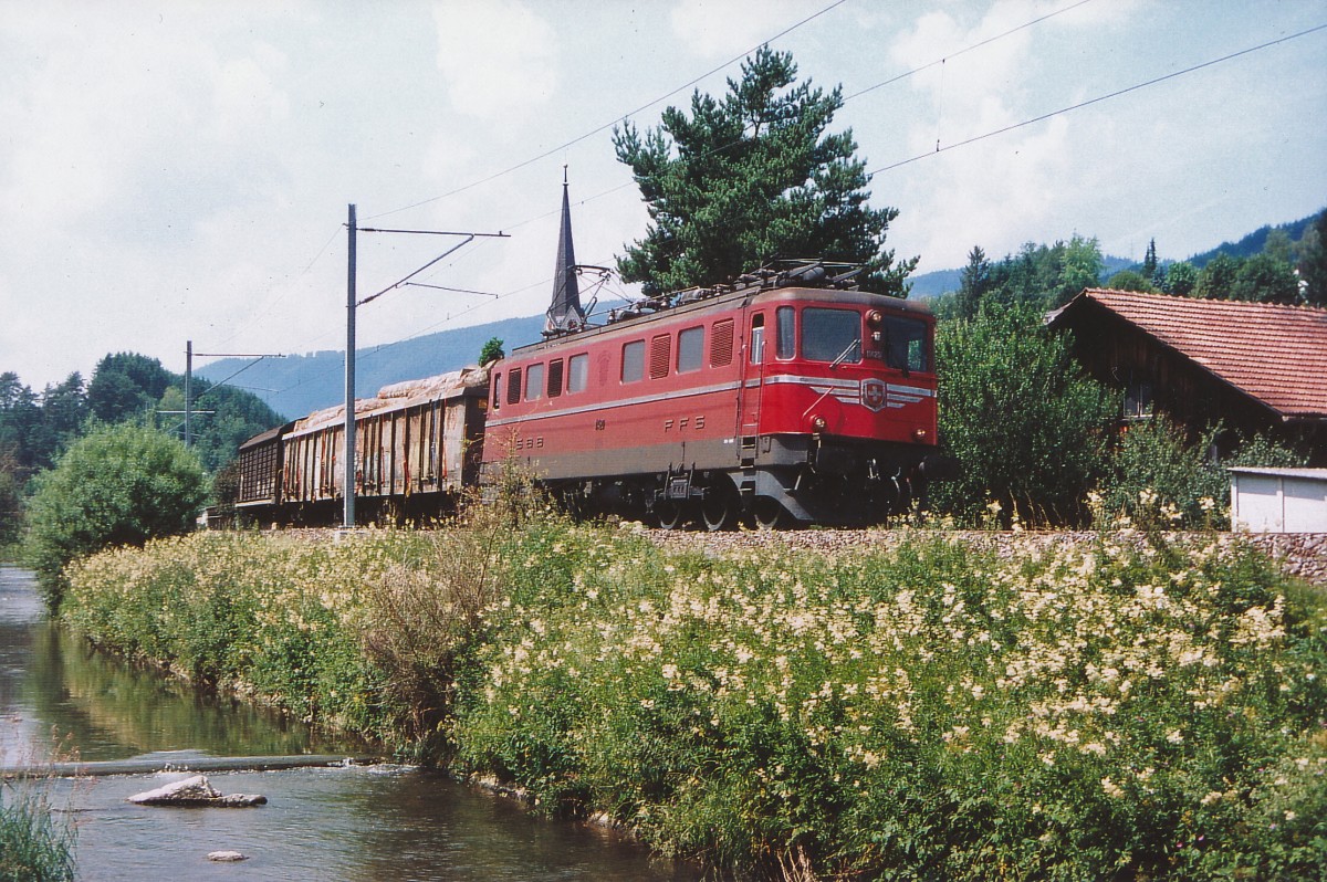 SBB: Am 4. Juli 2006 brachte eine rote Ae 6/6  Kantonslok  11403 - 11425 (1955 - 1958) einen Kurzgüterzug von Tavannes nach Delémont. Die Aufnahme ist bei Court entstanden. Heute wird der seltener gewordene Güterverkehr dieser Region nur noch über Biel abgewickelt.
Foto: Walter Ruetsch