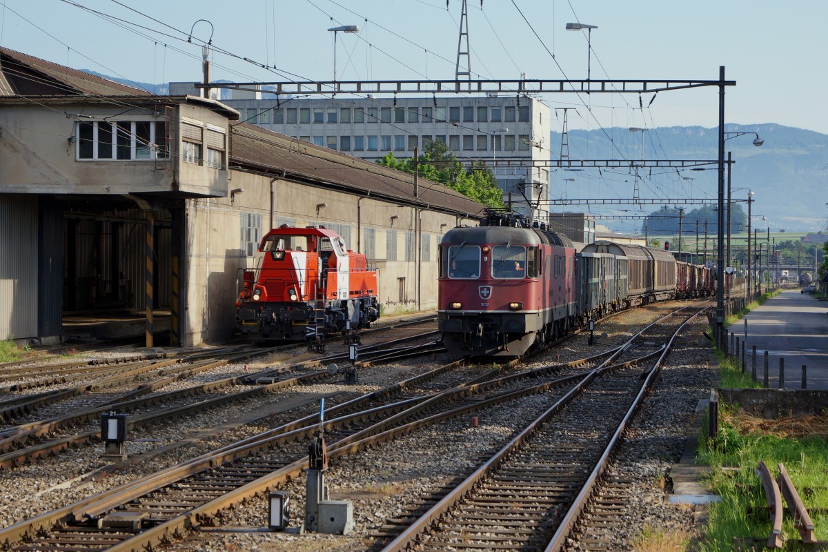 SBB: Am 6. Juni 2015 brachte die Re 6/6 11632  D�NIKEN  den G�terzug zum Stahlwerk Gerlafingen und die firmeneigene GRAVITA stand bereits f�r das Rangierman�ver bereit.
Foto: Walter Ruetsch
