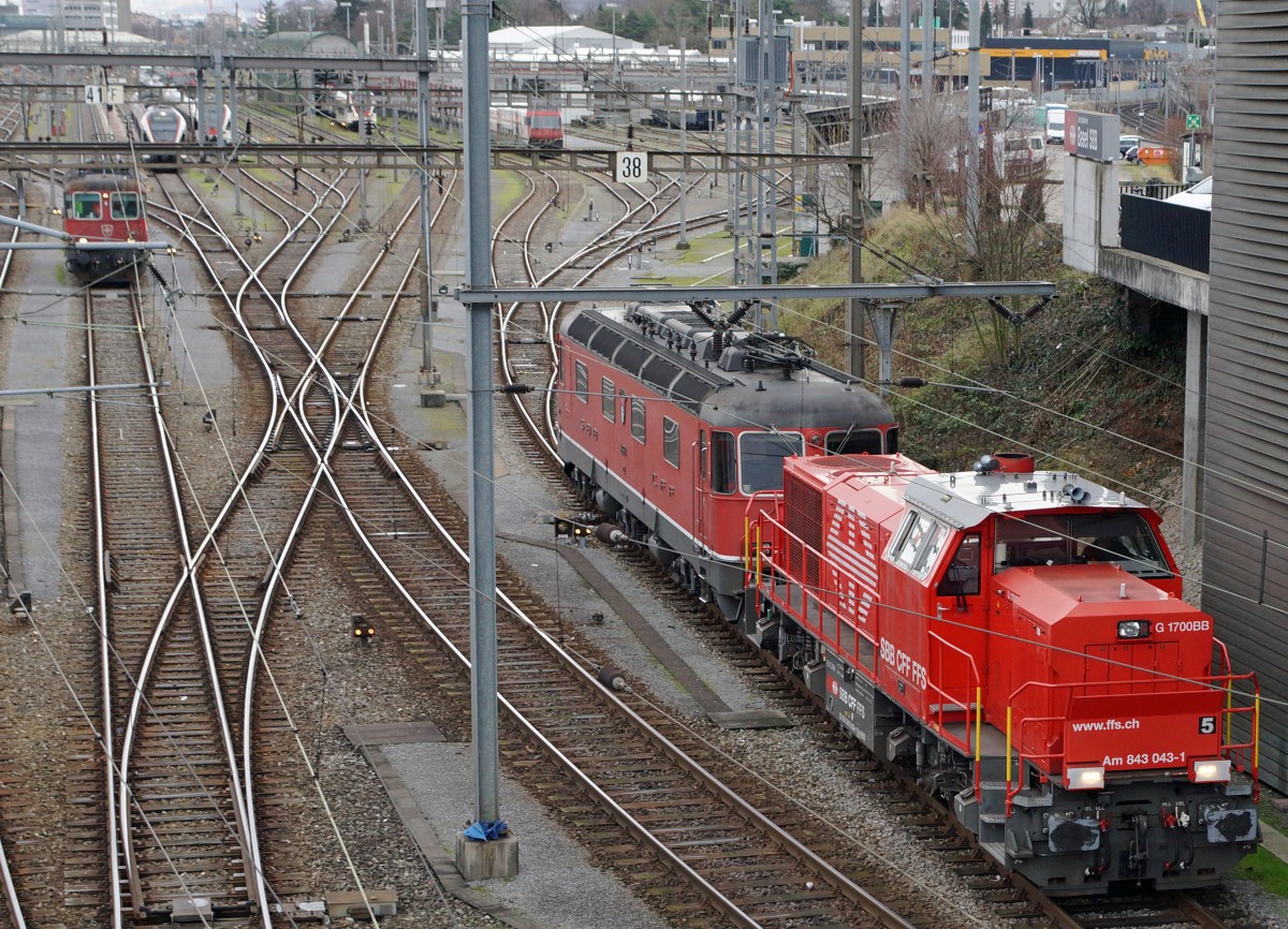 SBB: Am 843 043-1 mit einer Re 6/6 am Hacken in Basel am 1. Februar 2016.
Foto: Walter Ruetsch 