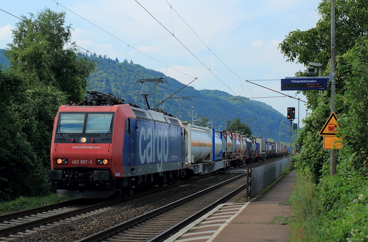 SBB Cargo 482 007-2 durchf�hrt am 22.08.2015 den Bahnhof Namedy (linke Rheinstrecke) 