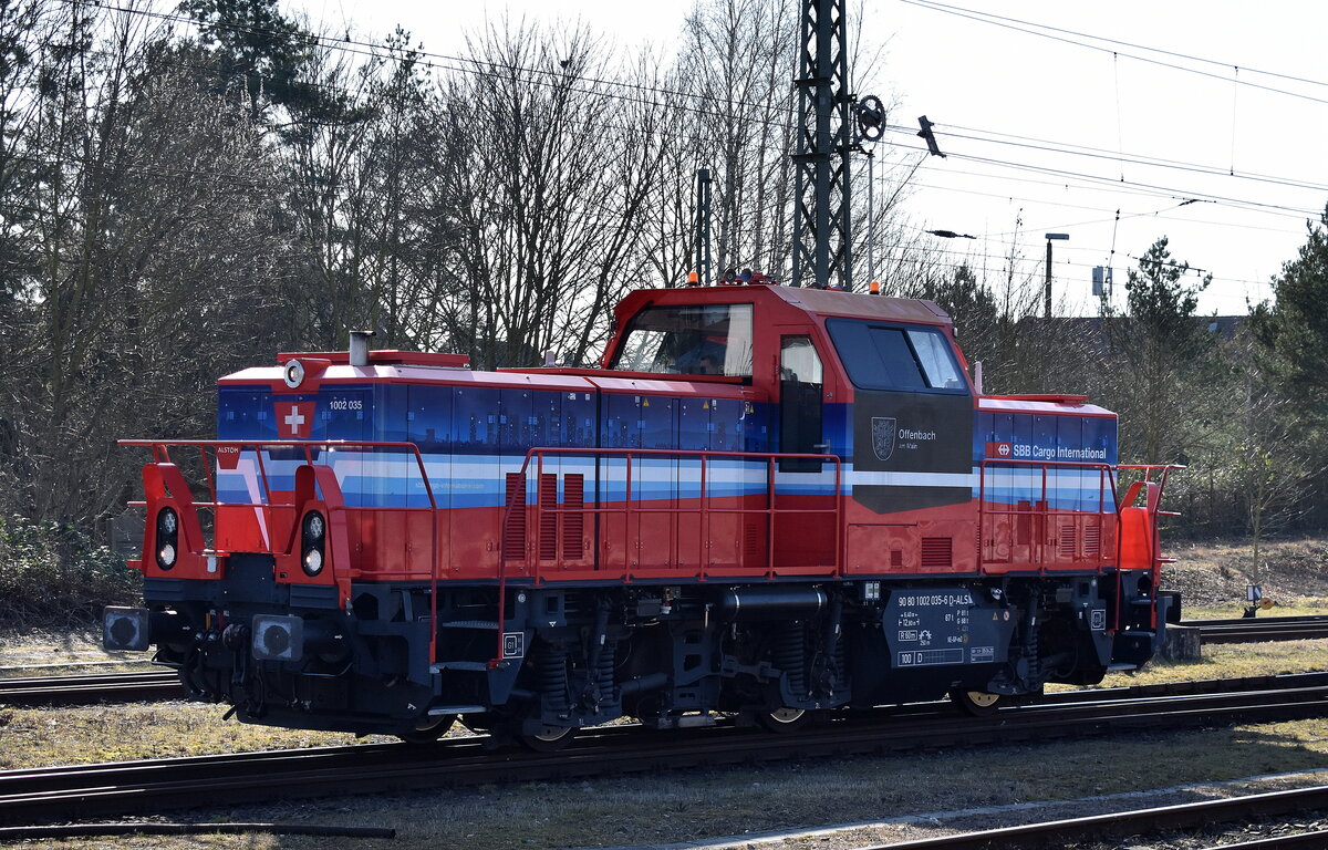 SBB Cargo International mit der geleasten Hybridlok  10002-035 , Taufame:  Offenbach am Main  (NVR.  90 80 1002 035-6 D-ALS ) am 06.03.25 Höhe Bahnhof Stendal Hbf. 