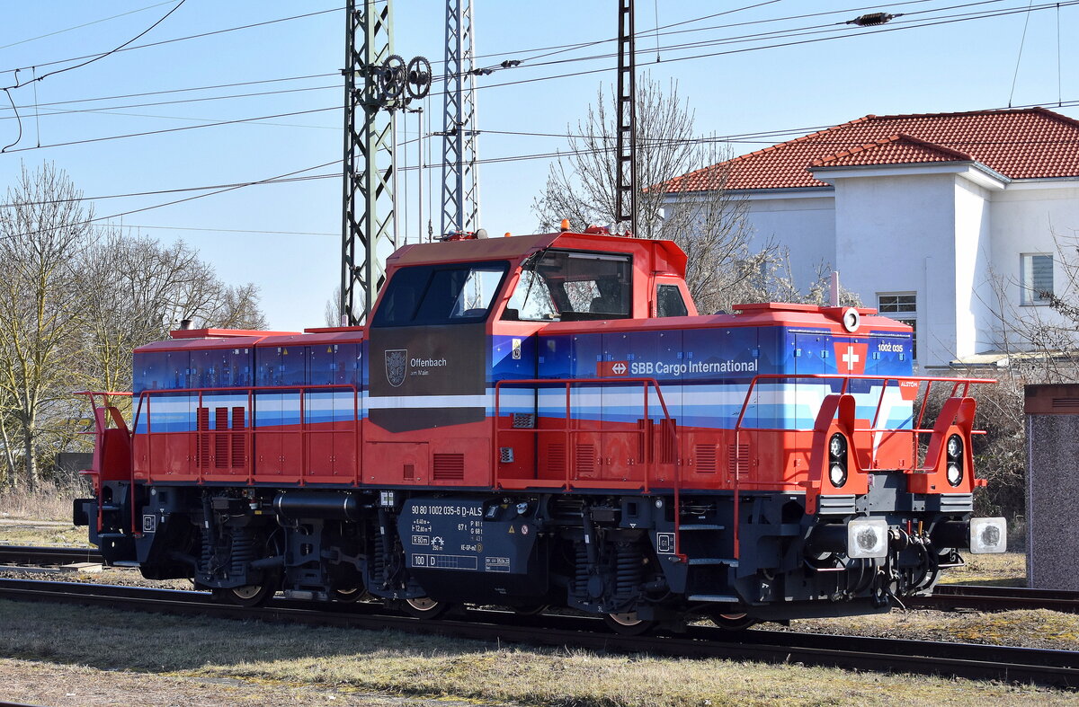 SBB Cargo International mit der geleasten Hybridlok  10002-035 , Taufame:  Offenbach am Main  (NVR.  90 80 1002 035-6 D-ALS ) am 06.03.25 Höhe Bahnhof Stendal Hbf.