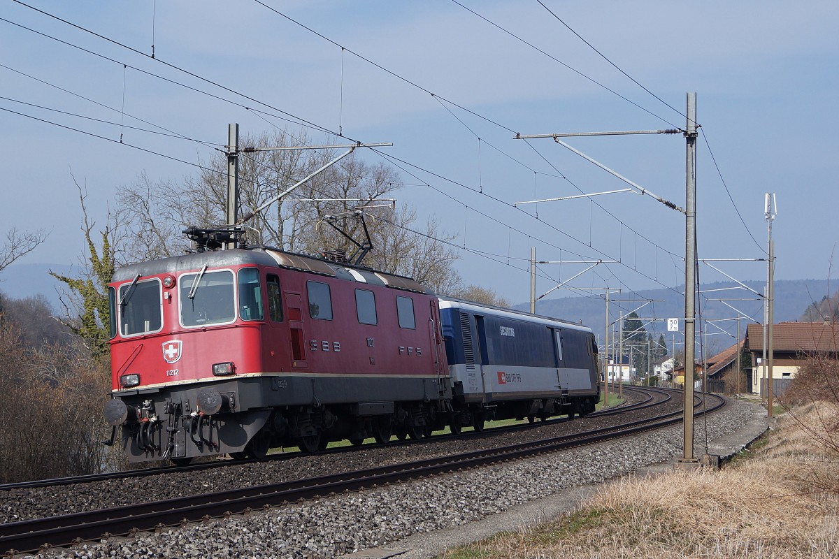 SBB: Der  GEFANGENENZUG  EINST UND JETZT. Am 18. März 2015 mit der Re 4/4 II 11212 bei Murgenthal. Während mehreren Jahren wurde diese sehr spezielle Leistung mit einem RBe 4/4 geführt.
Foto: Walter Ruetsch