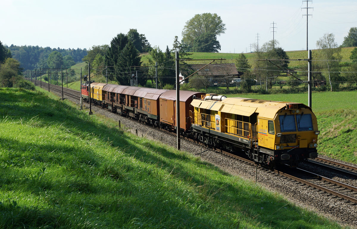 SBB: Eine unbekannte Re 4/4 II mit einer Gleisbaumaschine von Scheuchzer am Haken zwischen Niederbipp und Wangen an der Aare am 12. September 2016.
Foto: Walter Ruetsch 