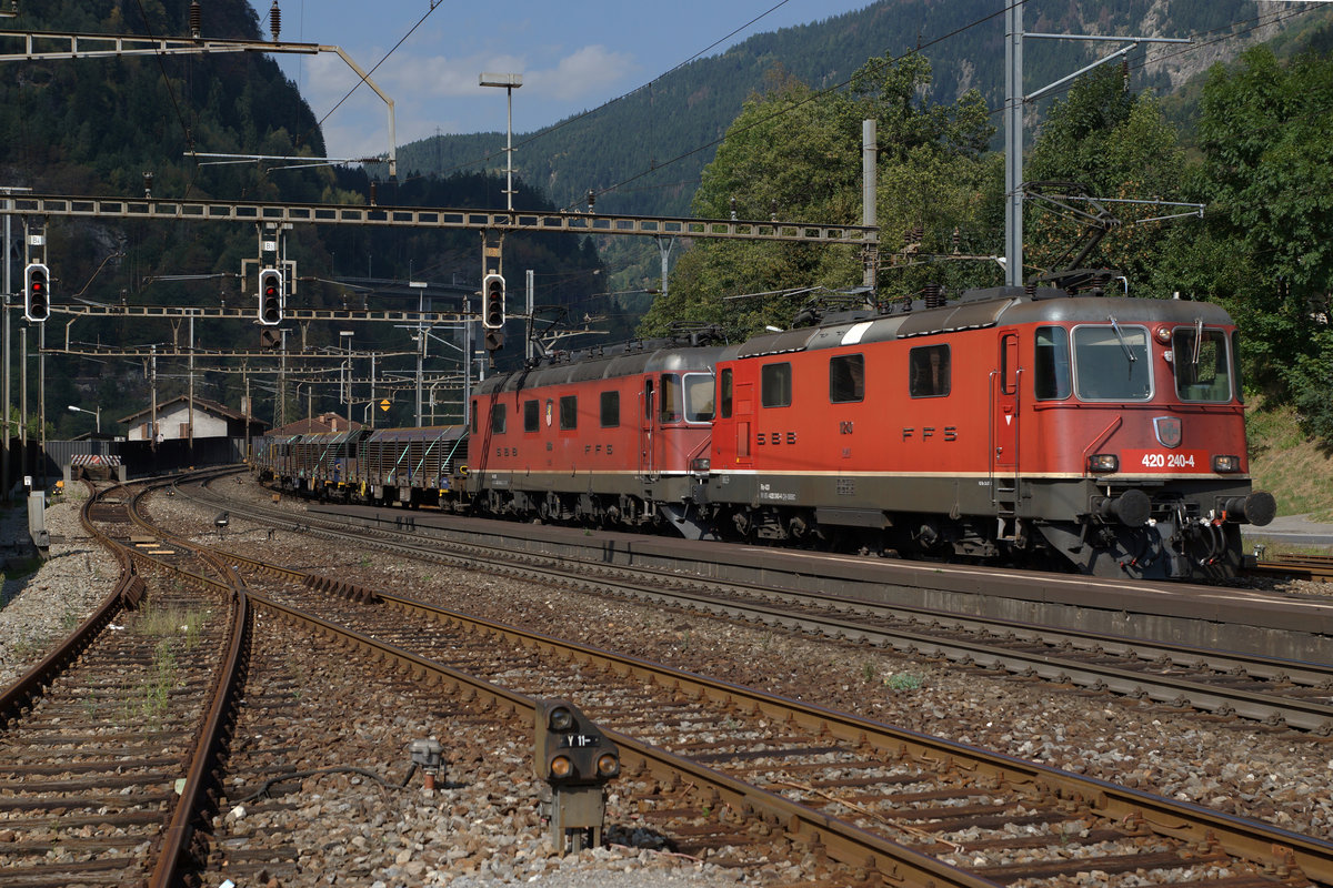 SBB: Güterzug mit Re 10/10 bei Faido. An der Spitze des Zuges war die Re 420240-4 eingereiht.
Foto: Walter Ruetsch