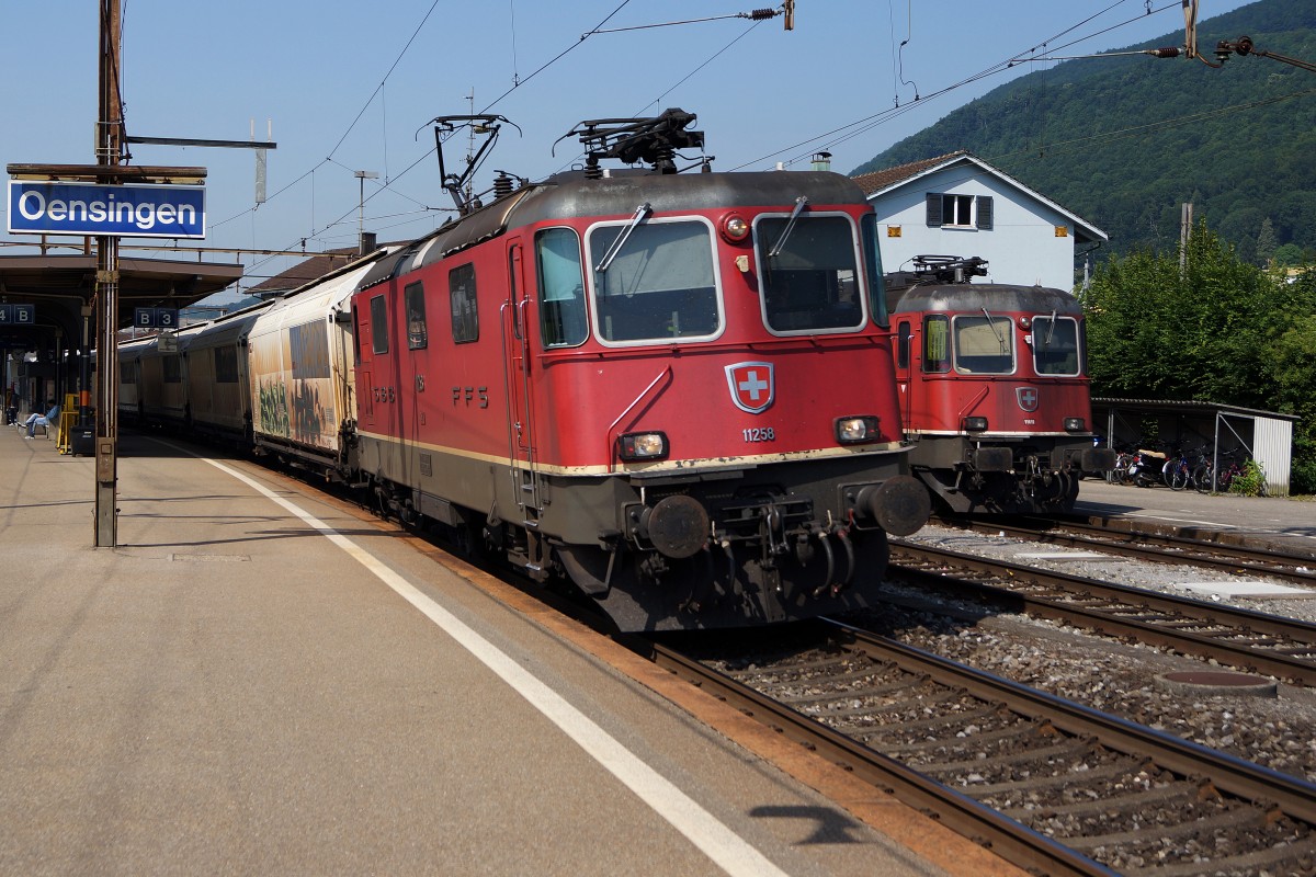 SBB: Güterzugsüberholung mit der Re 4/4 II 11258 in Oensingen am 3. Juli 2015. Ueberholt wurde ein Güterzug mit der Re 6/6 11618  DÜBENDORF .
Foto: Walter Ruetsch