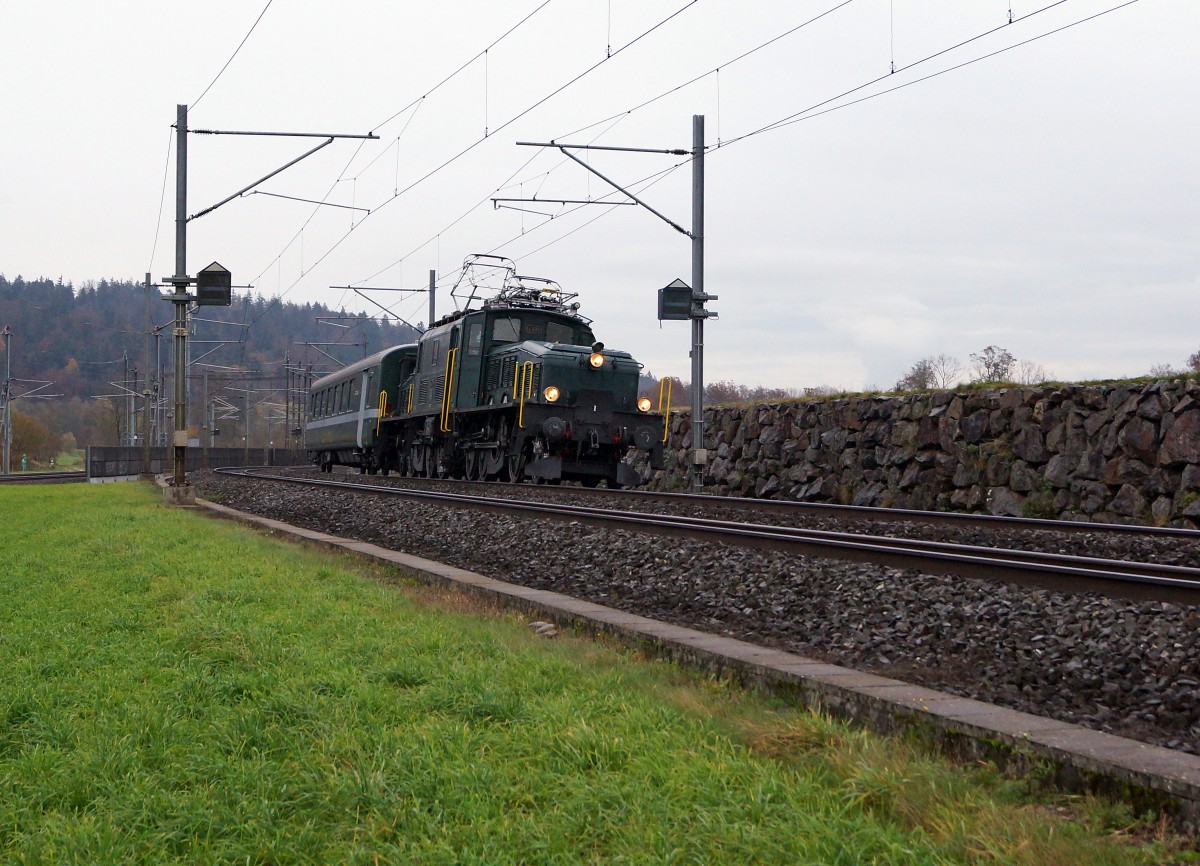 SBB HISTORIC: Extrazug mit der Ce6/8 lll 14305 und dem AS 2802 bei Roggwil am 15. November 2014.
Foto: Walter Ruetsch