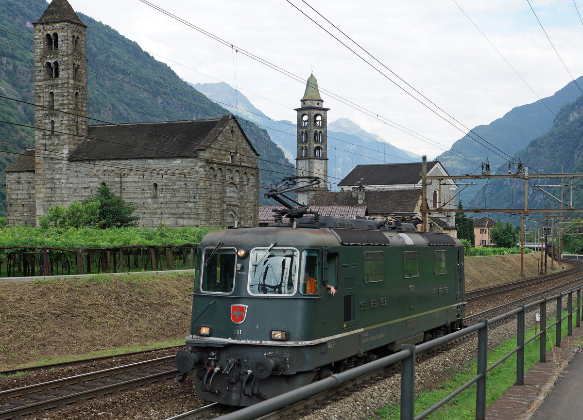 SBB HISTORIC: 
 Schweiz aktuell am Gotthard  - Dampfzug mit der C 5/6 2978 vom 28. Juli 2016.
Die grüne Re 4/4 11161 leistete dem Dampfzug 30052 auf der Rückfahrt ab Biasca bis Bodio und ab Airolo bis Göschenen Vorspann anschliessend als Lokzug bis Erstfeld. Lokzug der Rückfahrt bei Giornico vor der prächtigen Kulisse der beiden Kirchen San Nicola und San Michele am 28. Juli 2016. 
Foto: Walter Ruetsch
 