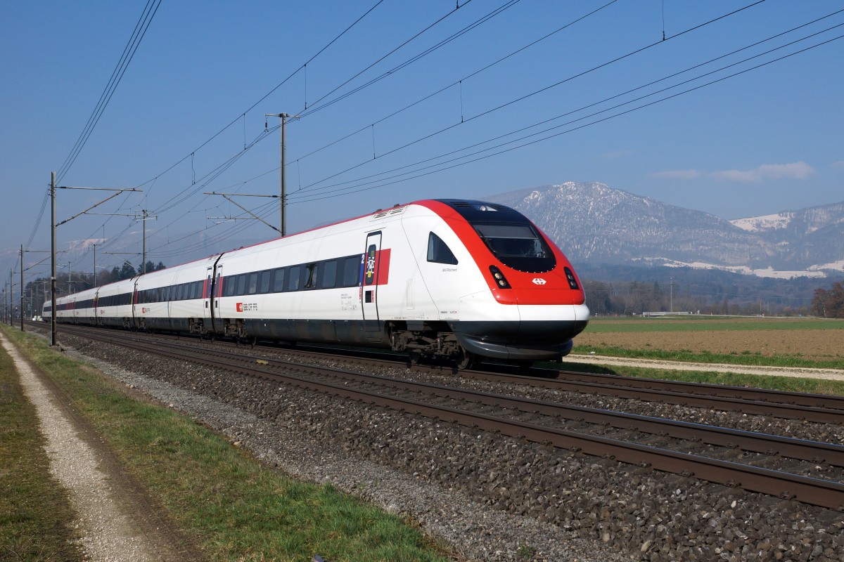 SBB: IC Lausanne-Zürich mit einem RABDe 500 (ICN) bei Deitingen am 10. März 2016.
Foto: Walter Ruetsch  