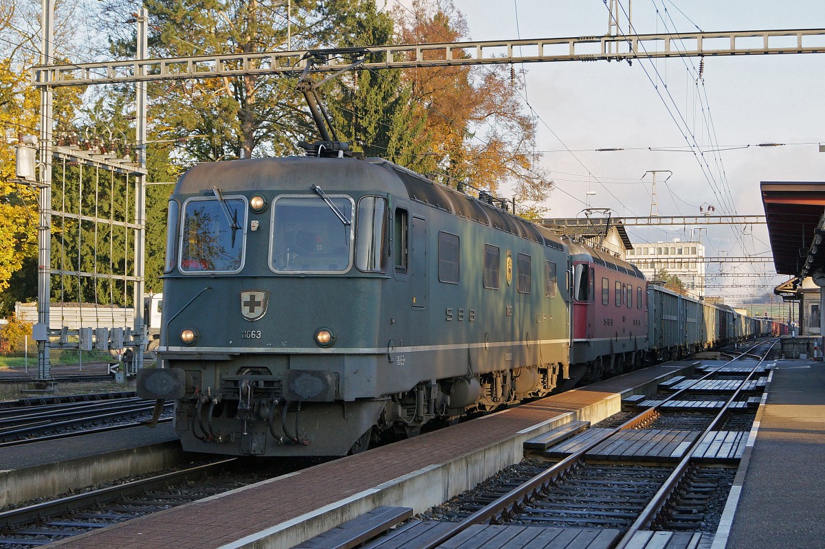 SBB: Infolge ausserordentlich schwerer G�terlast schleppten am 8. November die beiden Re 6/6 11 633 Eglisau und 11 623 Rupperswil den samst�glichen G�terzug nach Gerlafingen. Normalerweise reicht f�r diese Leistung eine Re 6/6. 
Foto: Walter Ruetsch 