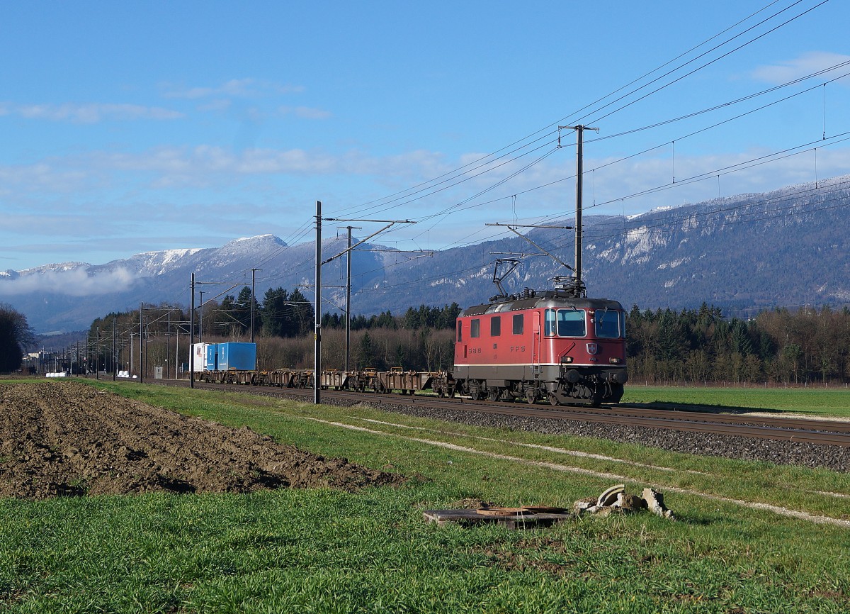 SBB: Nicht voll ausgelasteter Containerzug mit Re 4/4 | 11368 bei Deitingen am 12. Dezember 2014.
Bahnsujets der Woche 50/2014 von Walter Ruetsch
