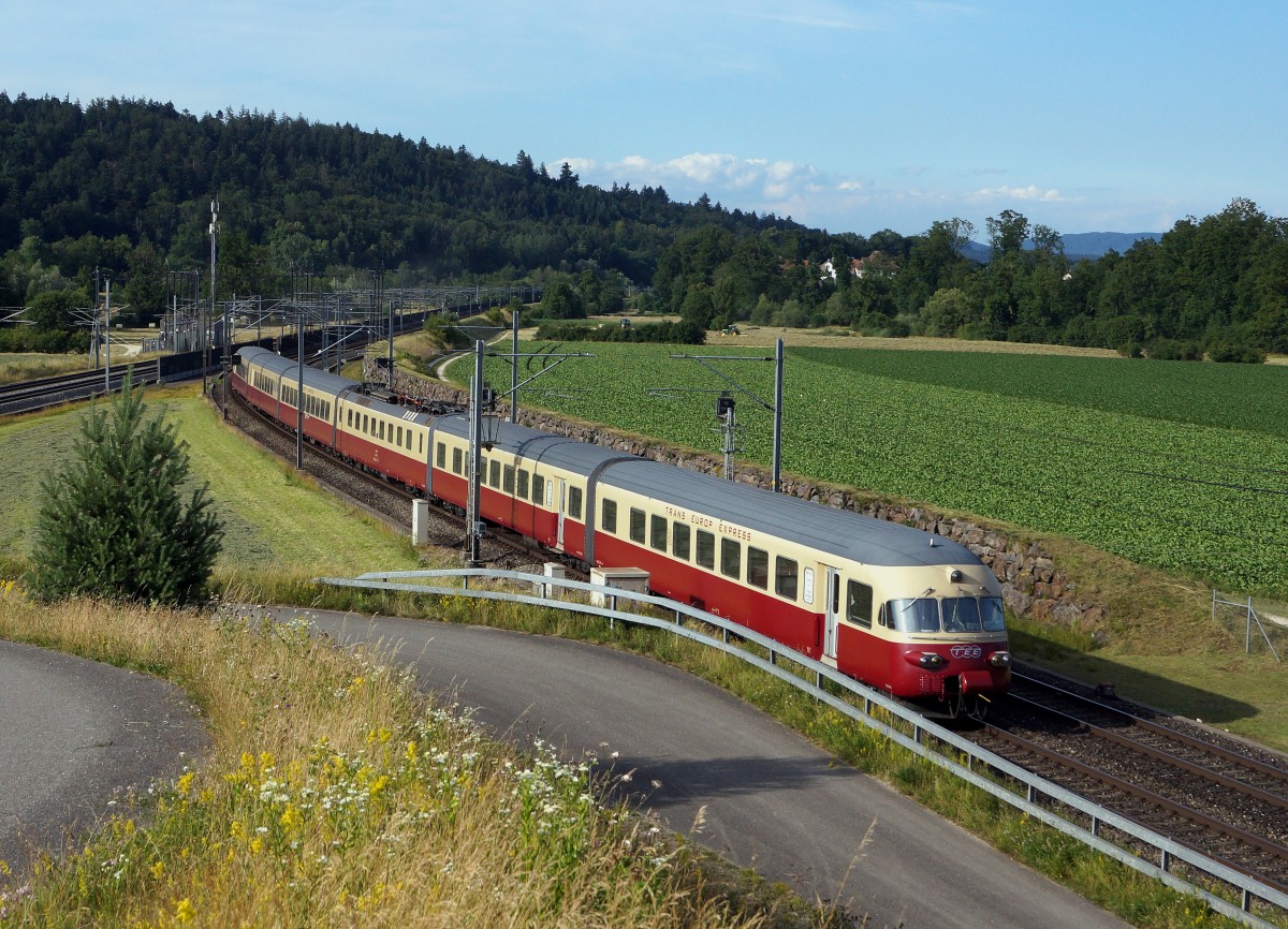 SBB: RAe 1053 aus dem Jahre 1961 von SBB Historic auf einer Sonderfahrt bei Roggwil am 25. Juni 2015. Wurde von diesem Zug völlig überrascht, habe ihn aber trotzdem als Nachschuss auf dem nicht fotogenen Geleise verewigt.
Foto: Walter Ruetsch  