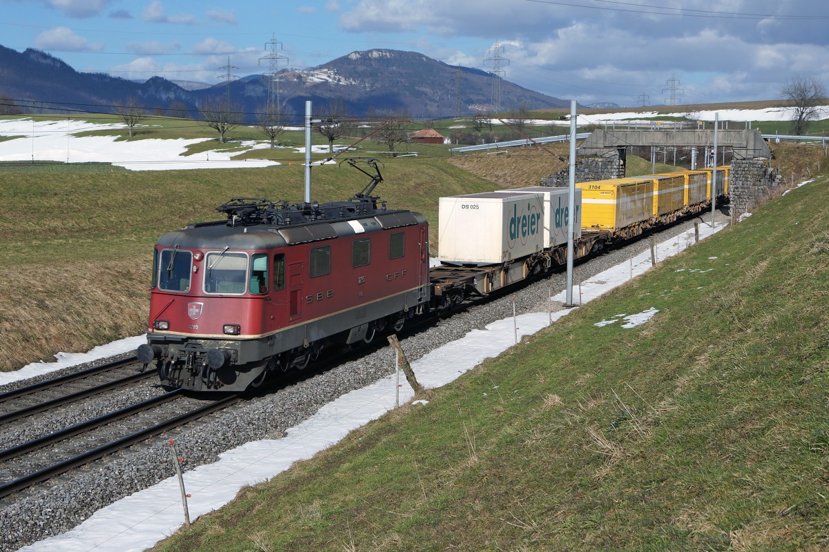 SBB: Re 4/4 11295 mit einem Containerzug zwischen Niederbipp und Wangen an der Aare am 25. Februar 2015.
Foto: Walter Ruetsch