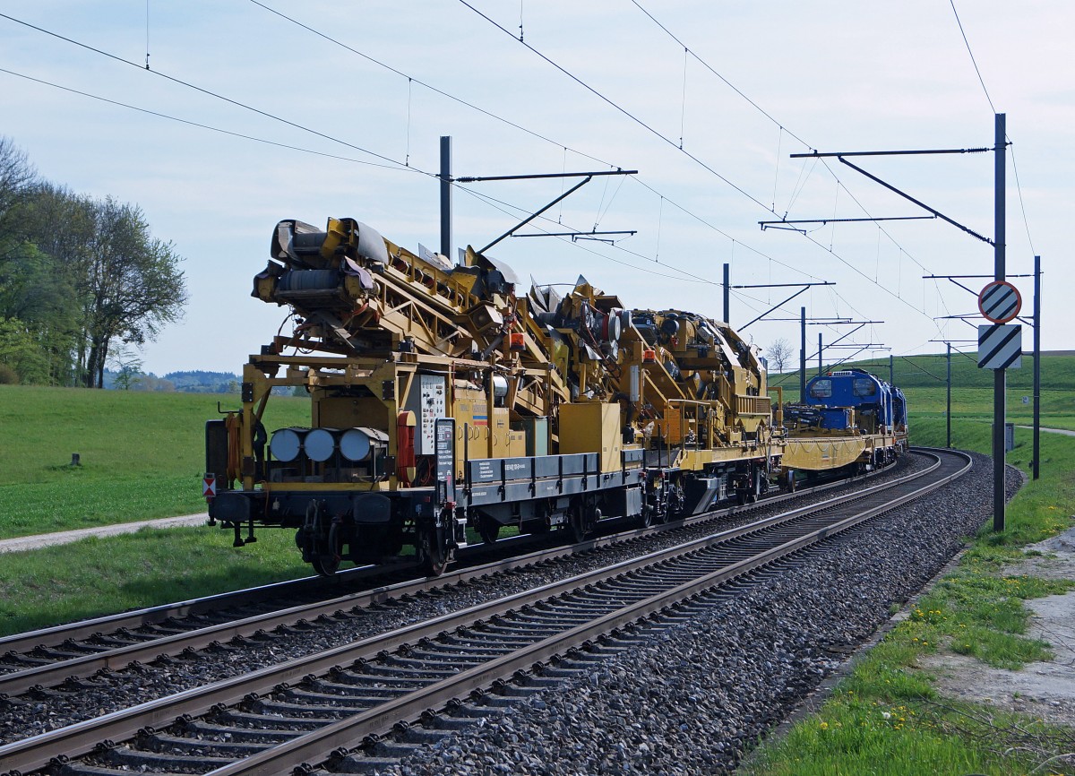 SBB: Re 4/4 II mit nicht allt�glicher G�terlast. Aufgenommen wurde die Spitze sowie der Schluss des Zuges bei Niederbipp am 24. April 2015.
Foto: Walter Ruetsch