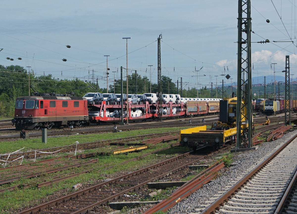 SBB: Re 4/4 lll 11246 vor einem langen Autozug in Weil am Rheim am 8. August 2014.
Foto: Walter Ruetsch