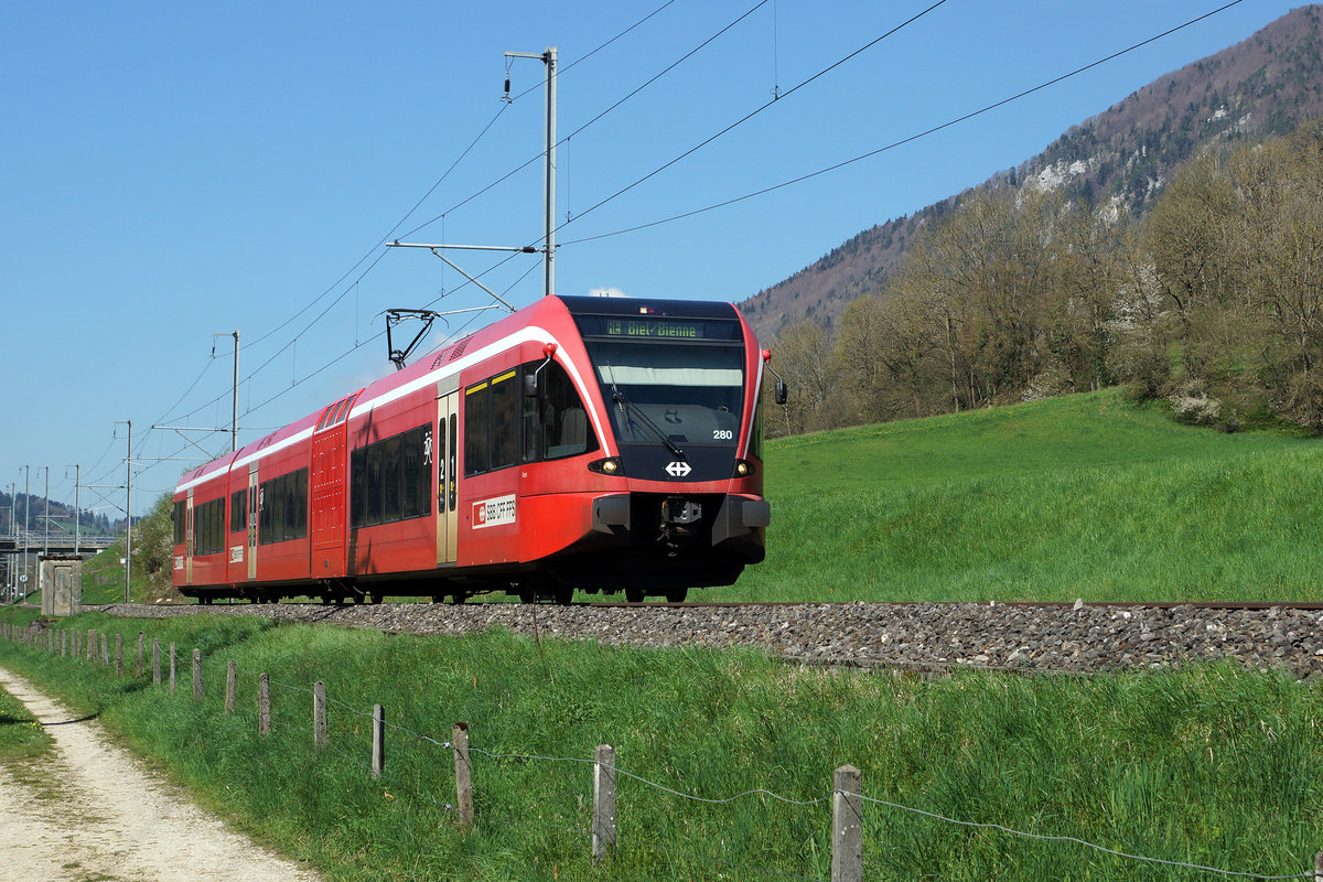 SBB: RE nach Biel mit dem  RABe 526 Stadler GTW 280 ehemals RM/BLS im Berner-Jura am 19. April 2016.
Foto: Walter Ruetsch 