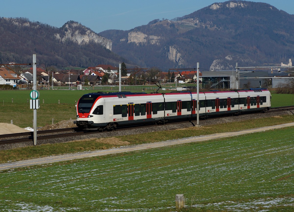 SBB: Regionalzug Olten-Biel mit FLIRT RABe 523 049 bei Niederbipp am 25. Januar 2016.
Foto: Walter Ruetsch