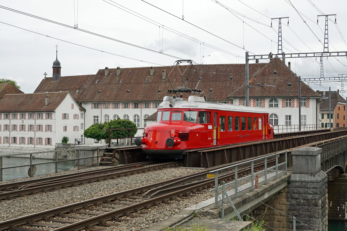 SBB Rote Pfeil von SBB HISTORIC auf Sonderfahrt.
RAe 2/4 1001 auf der Aarebrücke Solothurn am 15. Juli 2020.
Foto: Walter Ruetsch