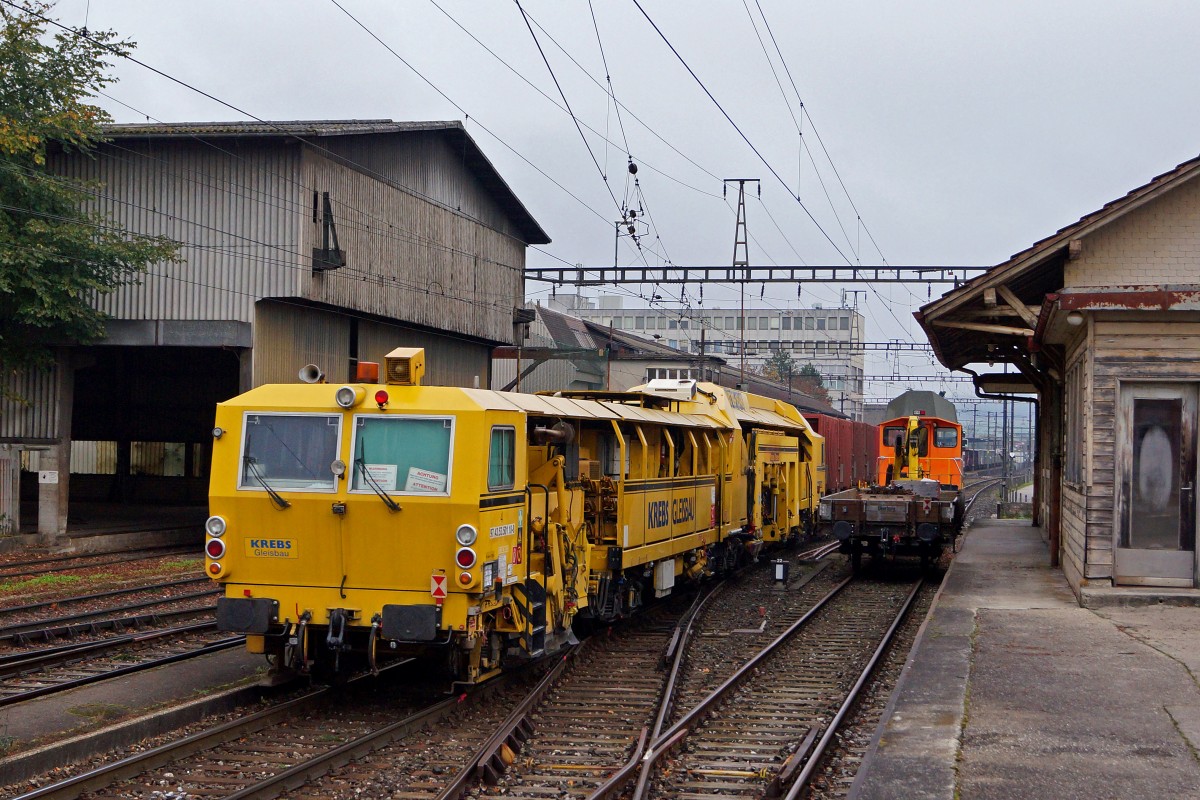 SBB: Seltene Begegnung von zwei Re 4/4 ll in Gerlafingen vom 27. Oktober 2014. Ausnahmsweise holte die Re 4/4 ll 11311 ihre Güterlast direkt auf dem Industriegelände des Stahlwerks Gerlafingen ab. Der vorbeifahrende Kehrichtzug mit der Re 4/4 ll 11293 brachte ausnahmsweise eine Gramp-Maschine von KREBS GLEISBAU mit.
Foto: Walter Ruetsch 
