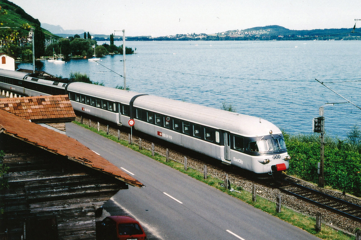 SBB: TGV-Zubringer Bern-Frasne mit RAe 1053  GRAUE MAUS , via Biel bei Twann auf dem eingleisigen Streckenabschnitt, anstatt vie Neuchâtel im Jahre 1988.
Foto: Walter Ruetsch
