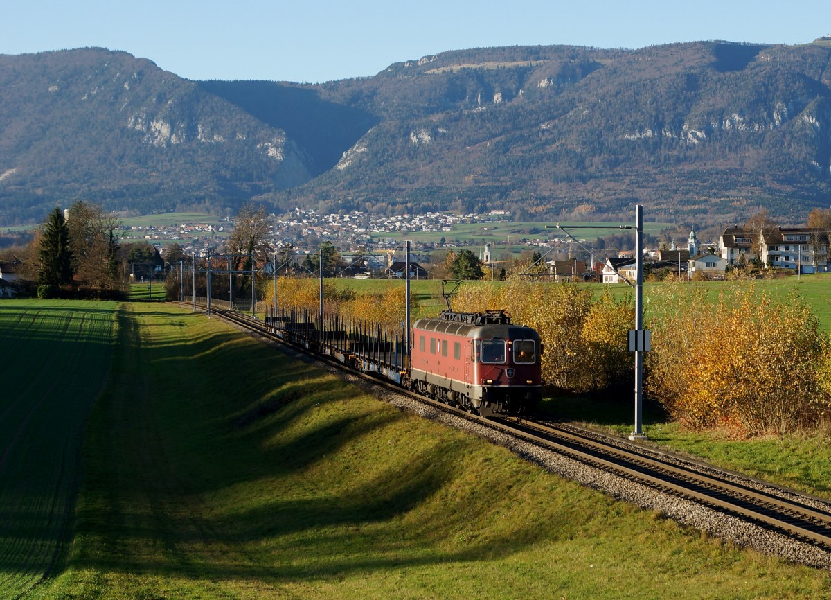 SBB: Trotz selbem E-Loktyp und gleicher Fotostelle sind die beiden Aufnahmen wegen der Wetterlage sehr unterschiedlich ausgefallen. Kurzg�terzug zwischen Solothurn und Biberist in der letzten Abendsonne des 18. November 2015 mit einer Re 620 auf der Fahrt nach Gerlafingen. Diese beiden Bilder dokumentieren, dass f�r gute Bahnbilder in erster Linie die Wetterlage, die der Bahnfotograf mit der besten Kamera nicht beeinflussen kann, sehr massgebend ist.
Foto: Walter Ruetsch 