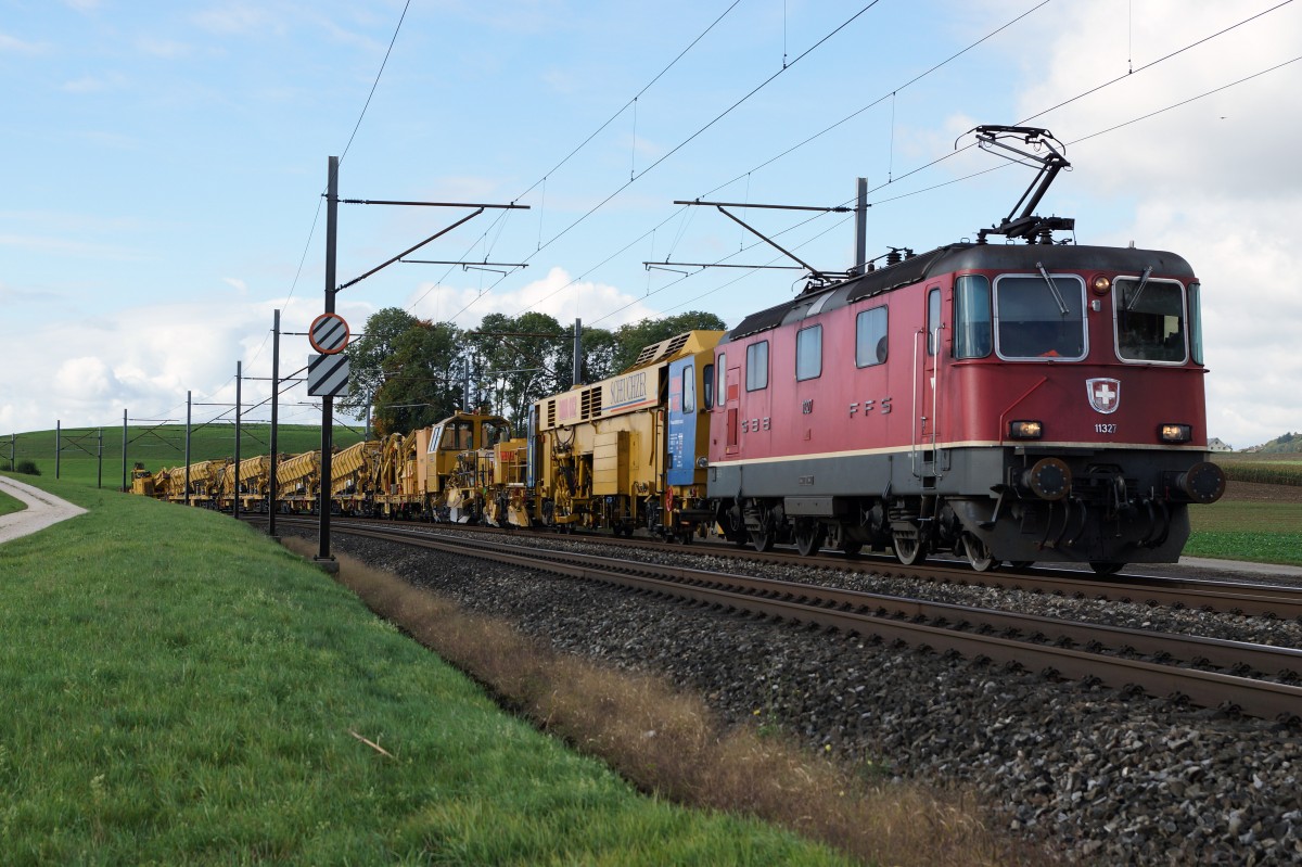 SBB: Zuf�llige Schlechtwetteraufnahme eines Bauzuges mit der Re 4/4 11327 bei Niederbipp am 8. Oktober 2015.
Foto: Walter Ruetsch
