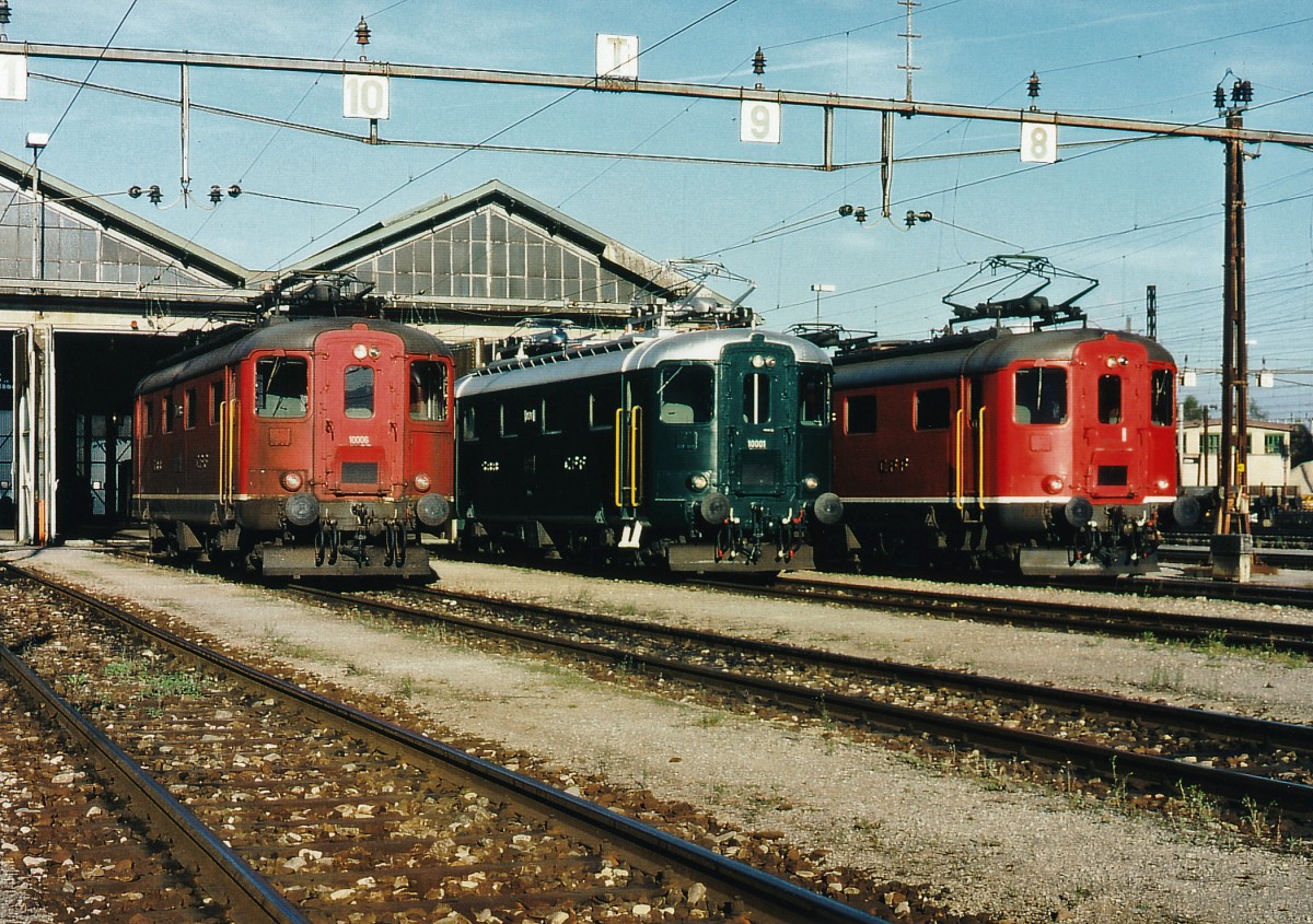 SBB: Zusammentreffen von Re 4/4 | 10006, Re 4/4 | 10001 und Re 4/4 | 10009 vor dem Depot Olten im Jahre 1997.
Foto: Walter Ruetsch