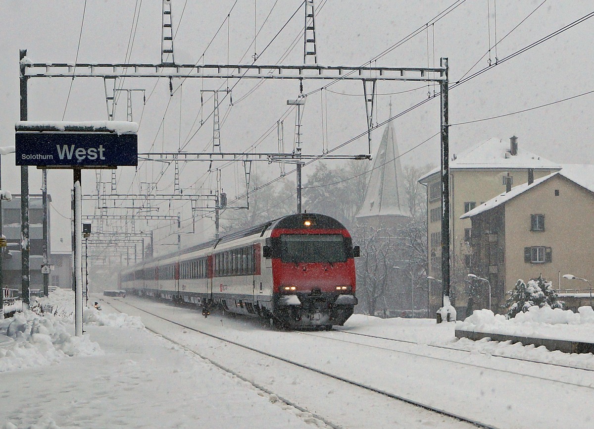 SBB: Zwei Tage nach Weihnachten ist in Solothurn der erste Schnee am Morgen des 27. Dezember 2014 gefallen. IR Konstanz-Biel anl�sslich der Durchfahrt des Bahnhofes Solothurn-West.
Foto: Walter Ruetsch  