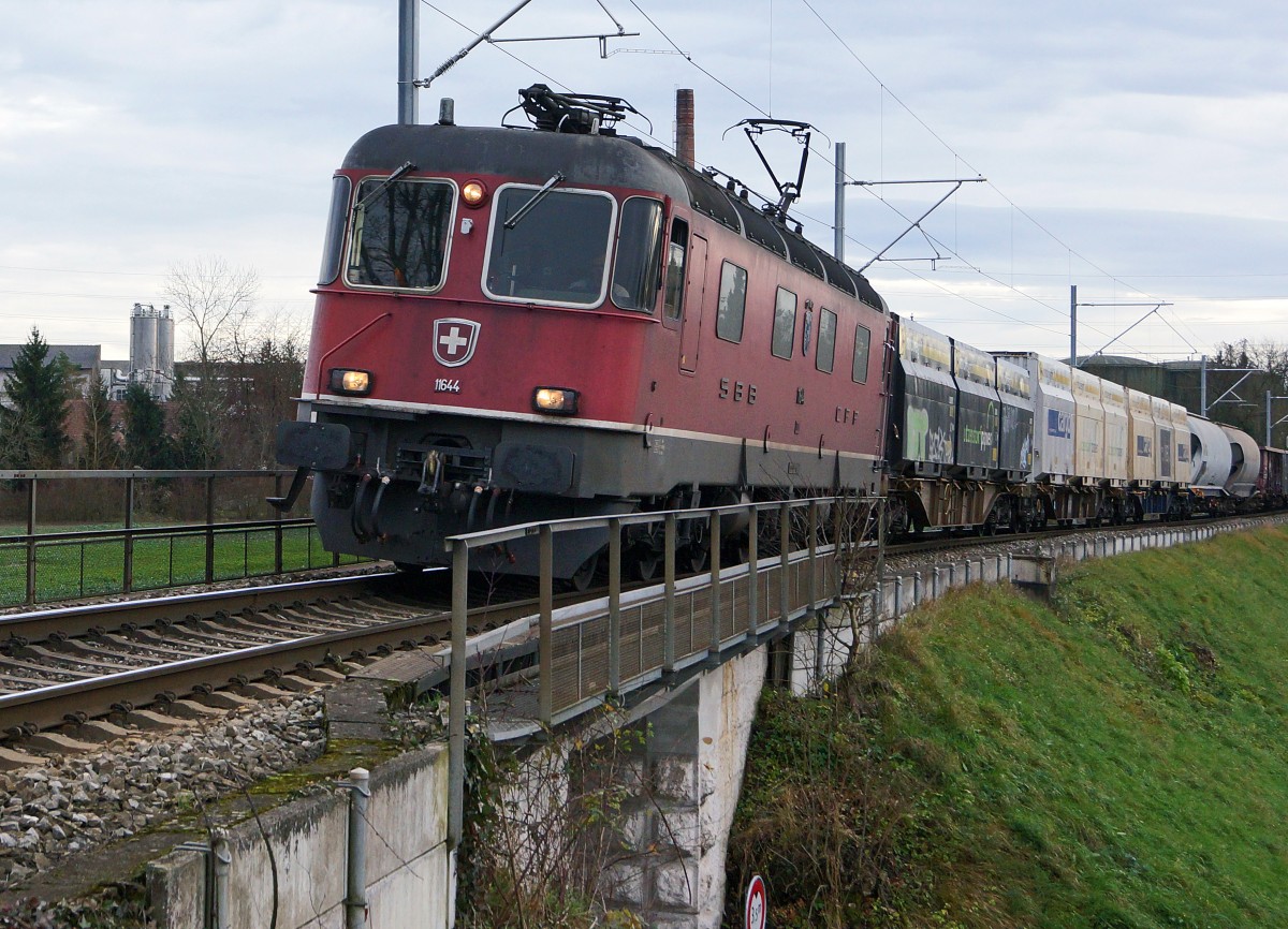 SBB/BLS: Güterzug Wiler bei Utzenstorf-Zürich RBL mit Re 6/6 11644  CORNAUX  bei Biberist am 12. Dezember 2014.
Bahnsujets der Woche 50/2014 von Walter Ruetsch