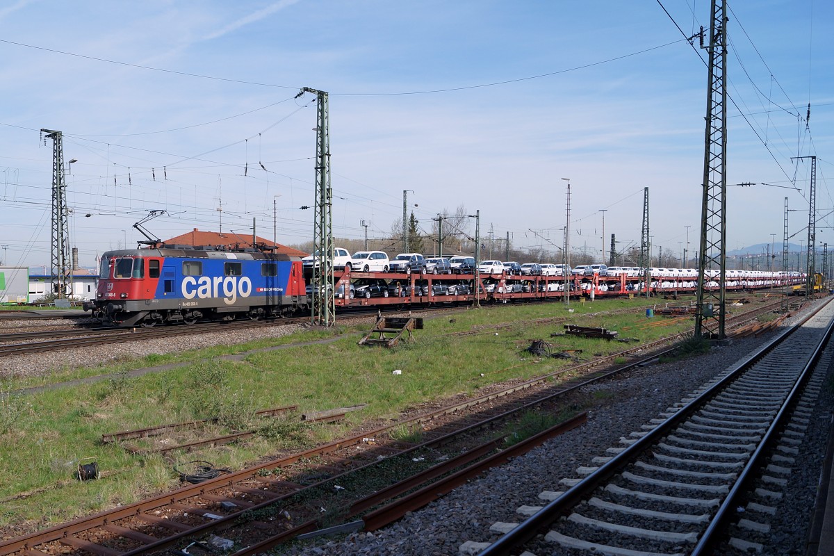 SBB/DB: Die SBB Re 420 268-5 schleppte am 10. April 2015 einen langen Autozug ab dem Güterbahnhof Weil am Rhein weiter in die Schweiz.
Foto: Walter Ruetsch