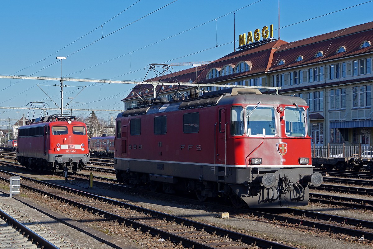 SBB/DB: Gemeinsam warten am 20. Februar 2015 in Singen die SBB Re 4/4 11111 und die DB Autozug 115 383-2 auf ihre n�chsten Eins�tze.
Foto: Walter Ruetsch