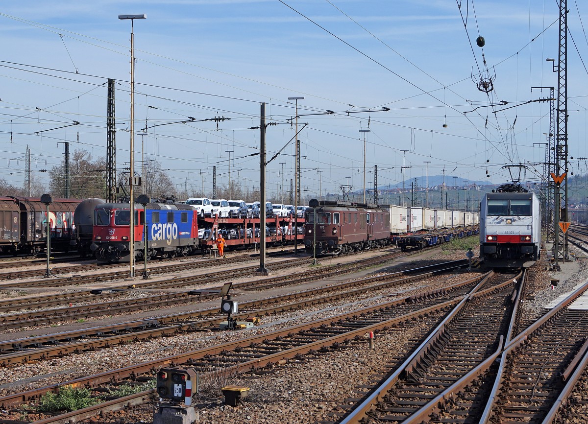 SBB/DB: Schweizerlok-Treffen in Deutschland am 10. April 2015. Zur Abfahrt in Richtung Schweiz stehen bereit: SBB Re 420 268-5 mit einem langen Autozug, Doppeltraktion BLS Re 425  BRUNELI  mit der Nummer 170 an der Zugsspitze eines Blockzuges von DB Schenker sowie ein weiterer BLS G�terzug mit der 186 101 von RAILPOOl. Leider war der Standort der verschiedenen Lokomotiven sowie der Fotostandort nicht optimal. Dies war aber die beste M�glichkeit f�r diese seltene Dokumentation.
Foto: Walter Ruetsch